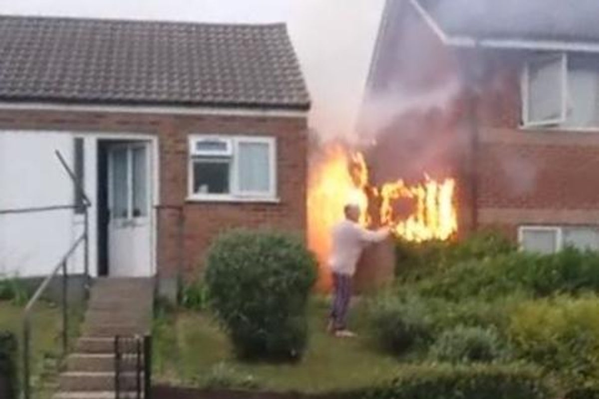 Neighbours argue over who started fence fire as it burns down | The ...