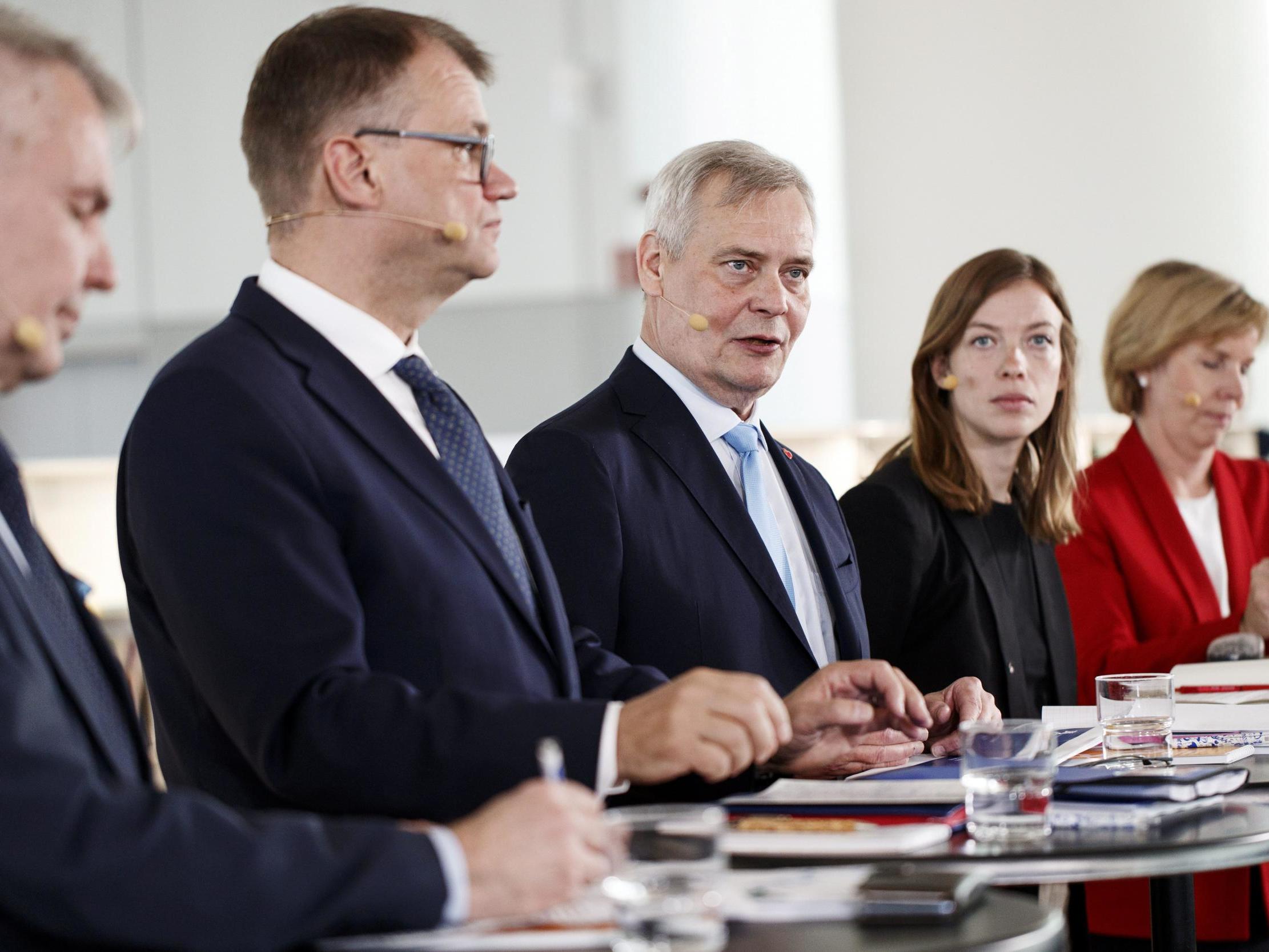 &#13;
Green League Chairman Pekka Haavisto, Centre Party Chairman Juha Sipila, Social Democratic Party Chairman Antti Rinne, Left Alliance Chairwoman Li Andersson and Swedish People's Party Chairwoman Anna-Maja Henriksson are seen during a news conference about the programme of the next Finnish government and ministers in Helsinki, Finland June 3, 2019 &#13;