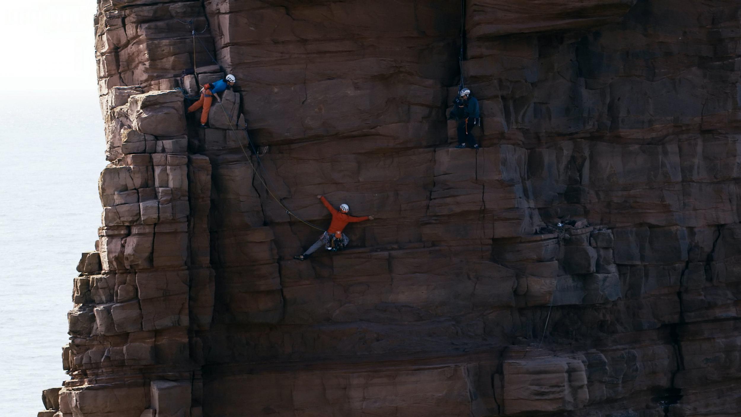 Jess Dufton traverse across the treacherous face on a section of the Old Man of Hoy ( Alastair Lee/SWNS)