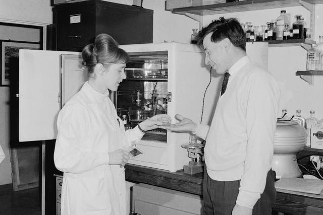 Jean Purdy and Robert Edwards in their research laboratory in Cambridge in 1968
