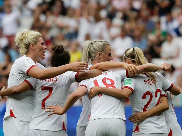 England's Ellen White celebrates with her teammates
