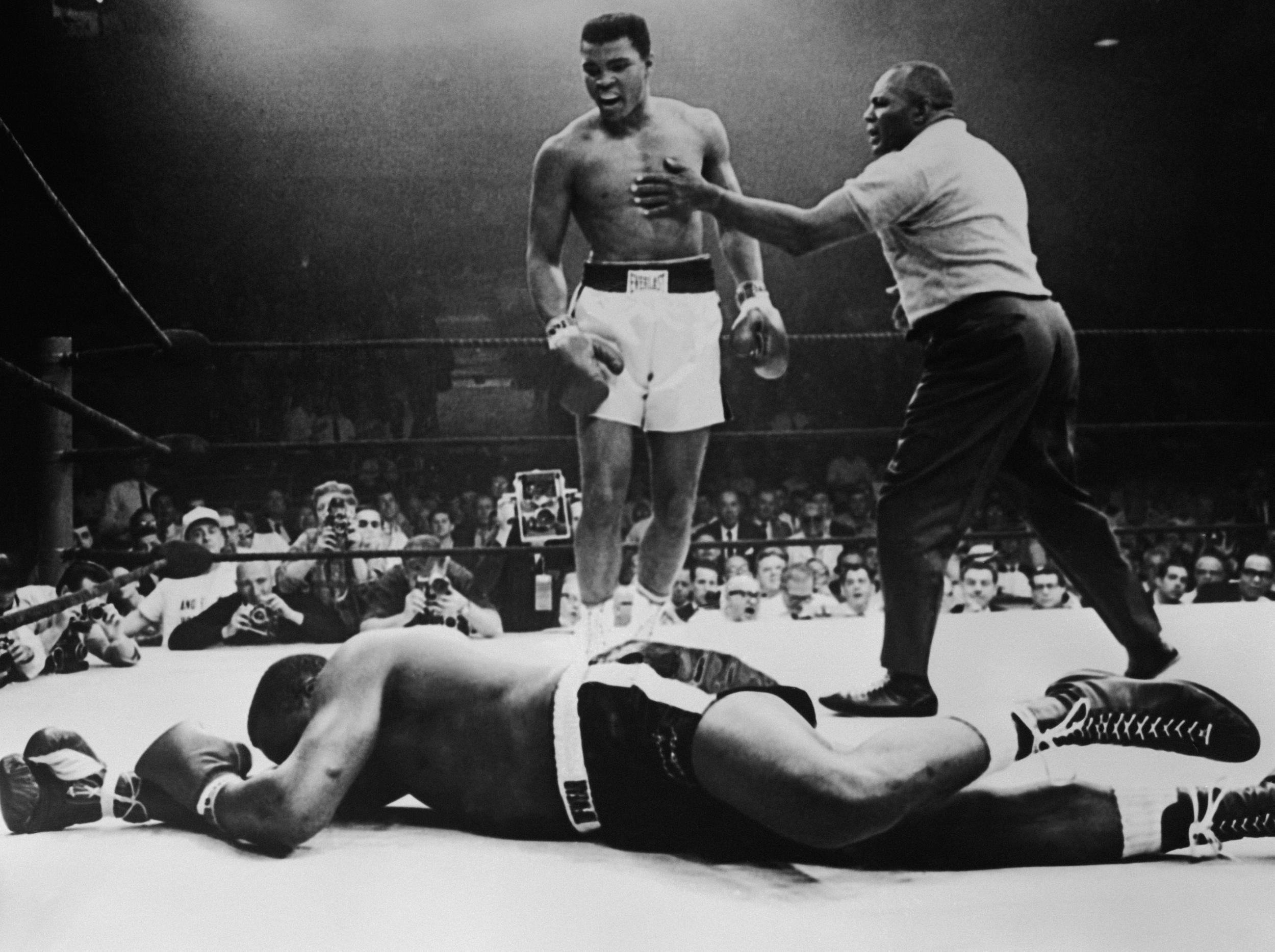 Muhammad Ali UNSIGNED photograph K3255 Knocked out former champ Sonny Liston 