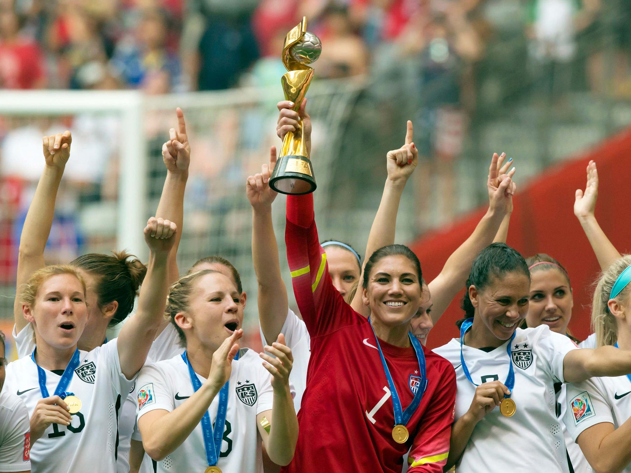 Hope Solo lifts the trophy at the 2015 Women’s World Cup as the US team takes victory