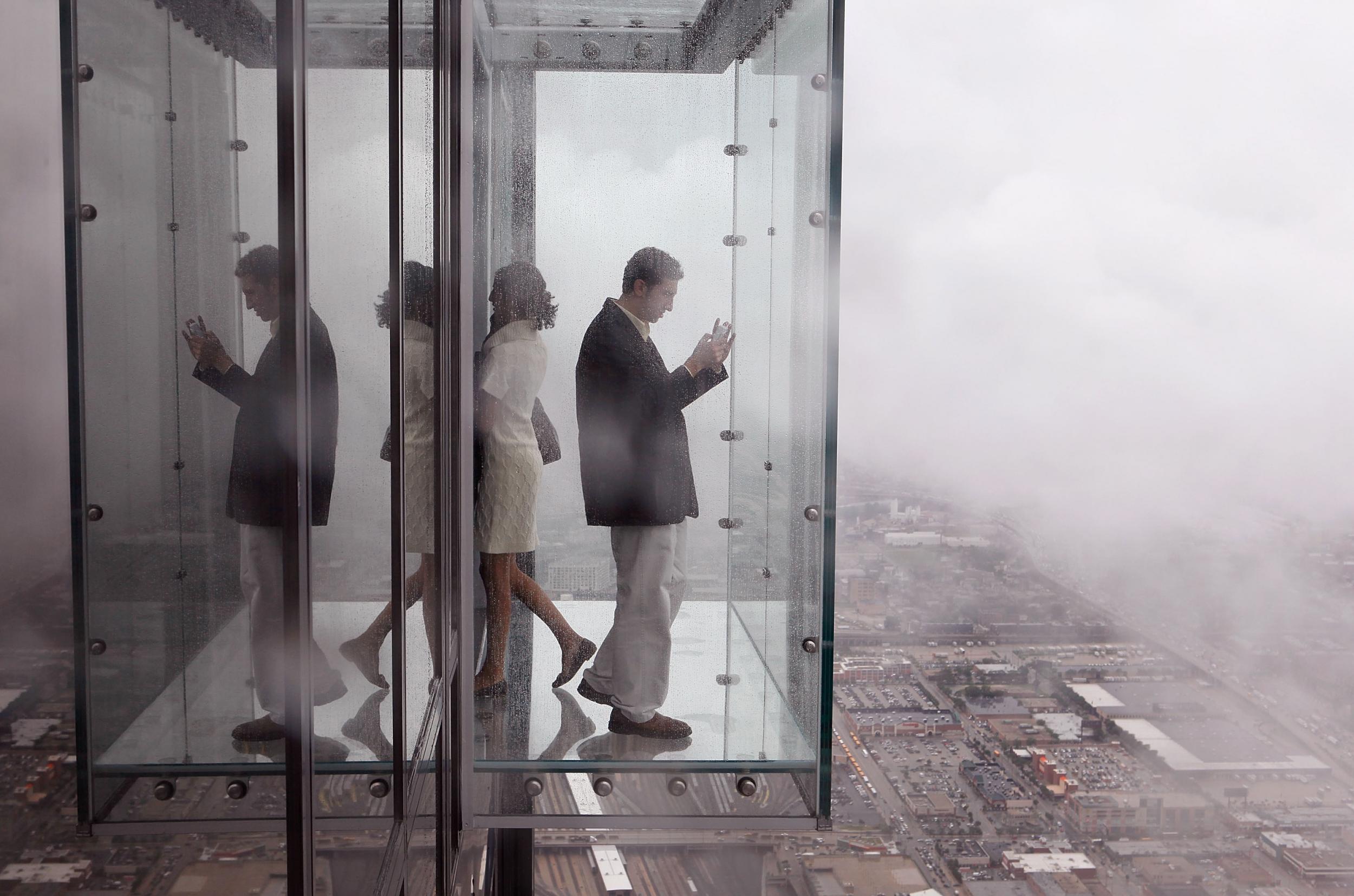 Glass In Chicago Sightseeing Tower Cracks Under Tourists