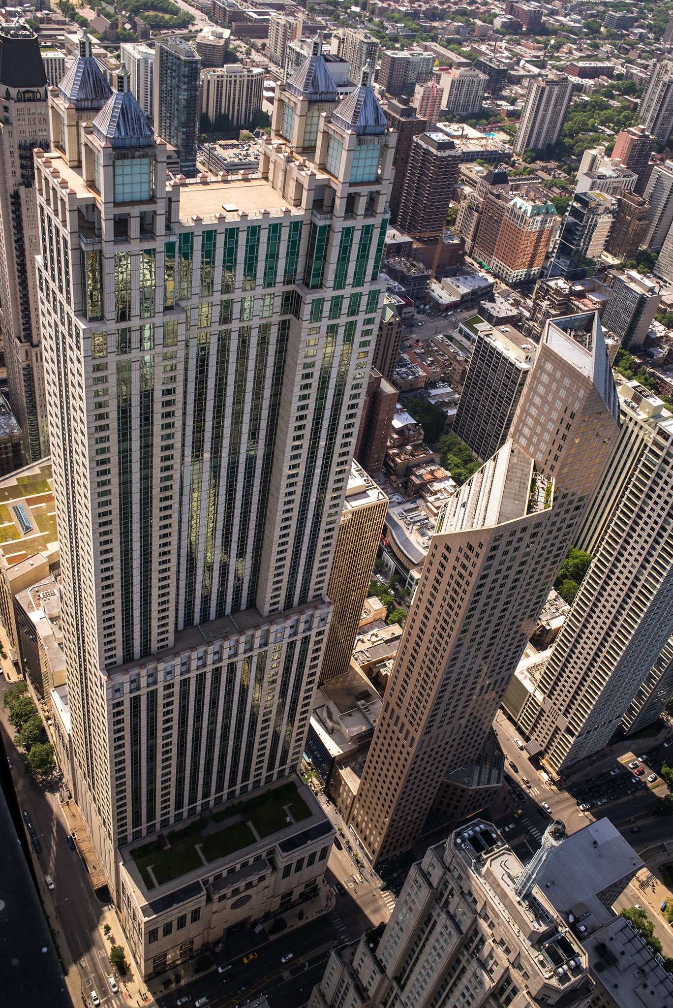 Glass In Chicago Sightseeing Tower Cracks Under Tourists