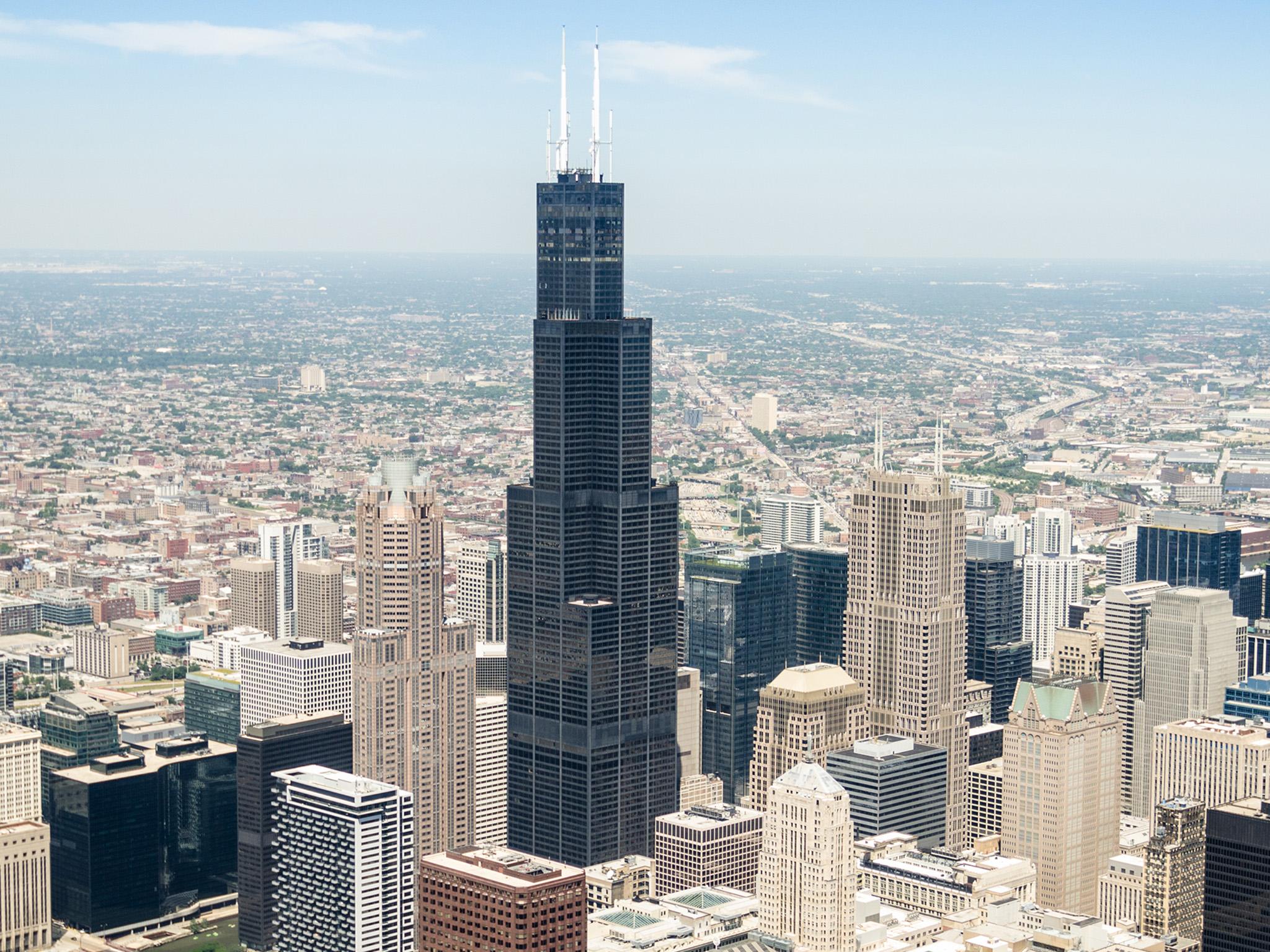 Glass In Chicago Sightseeing Tower Cracks Under Tourists