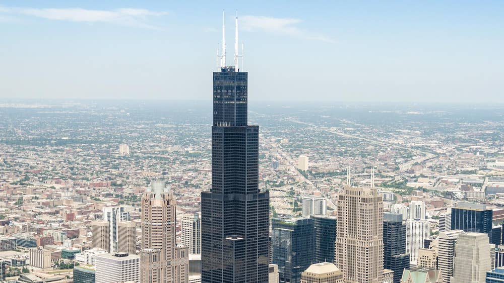 Glass In Chicago Sightseeing Tower Cracks Under Tourists