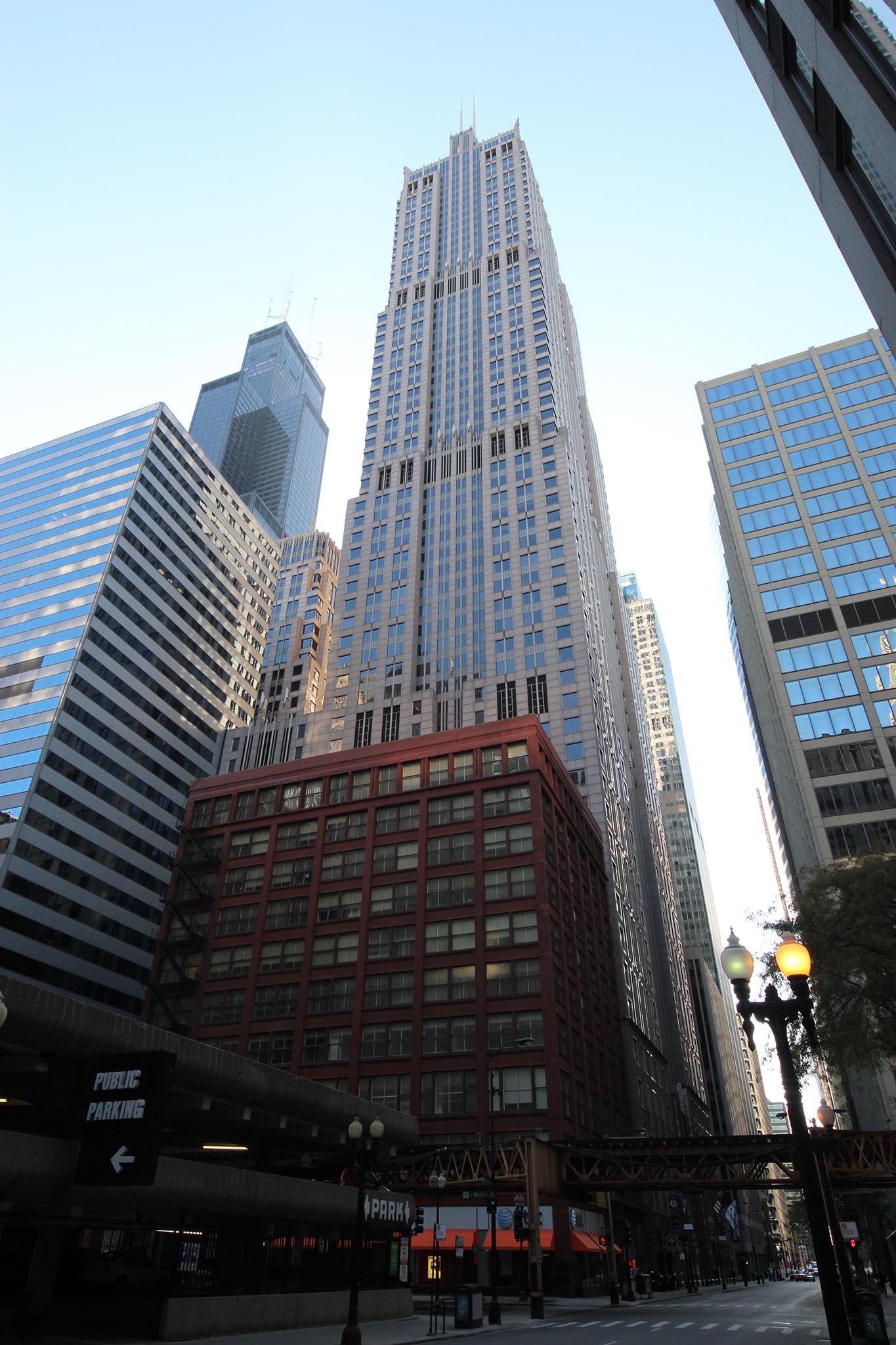 Glass In Chicago Sightseeing Tower Cracks Under Tourists Feet