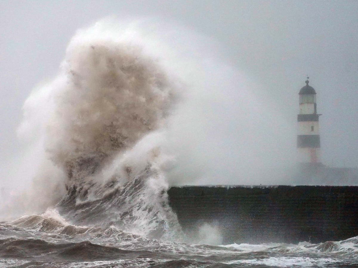 UK weather: Flooding and power cuts likely as cars abandoned and ...