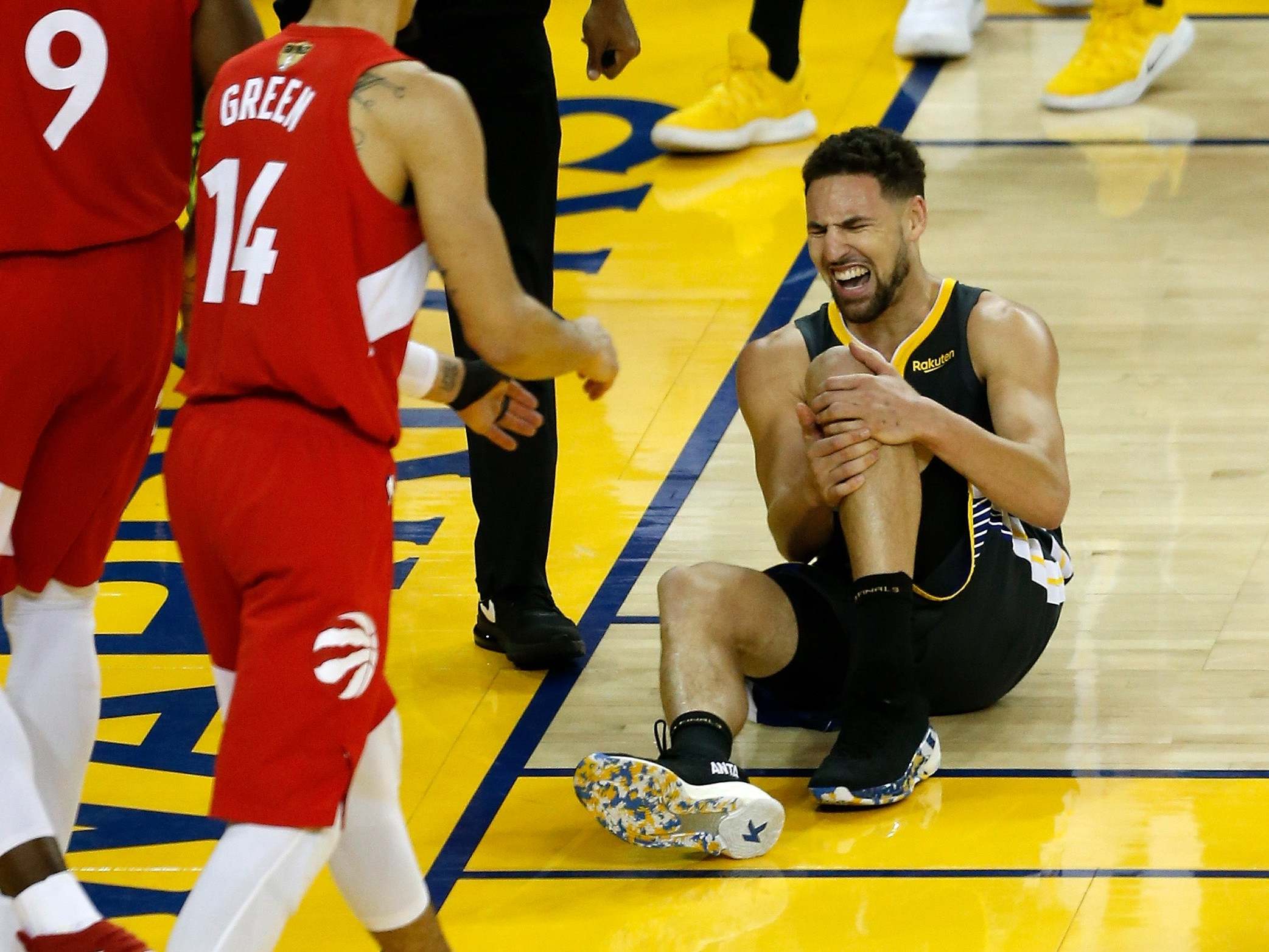 Klay Thompson reacts to injuring his knee