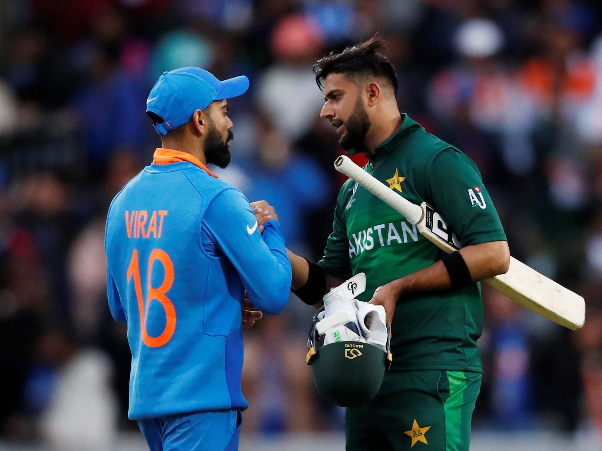 Virat Kohli and Imad Wasim shake hands after India beat Pakistan