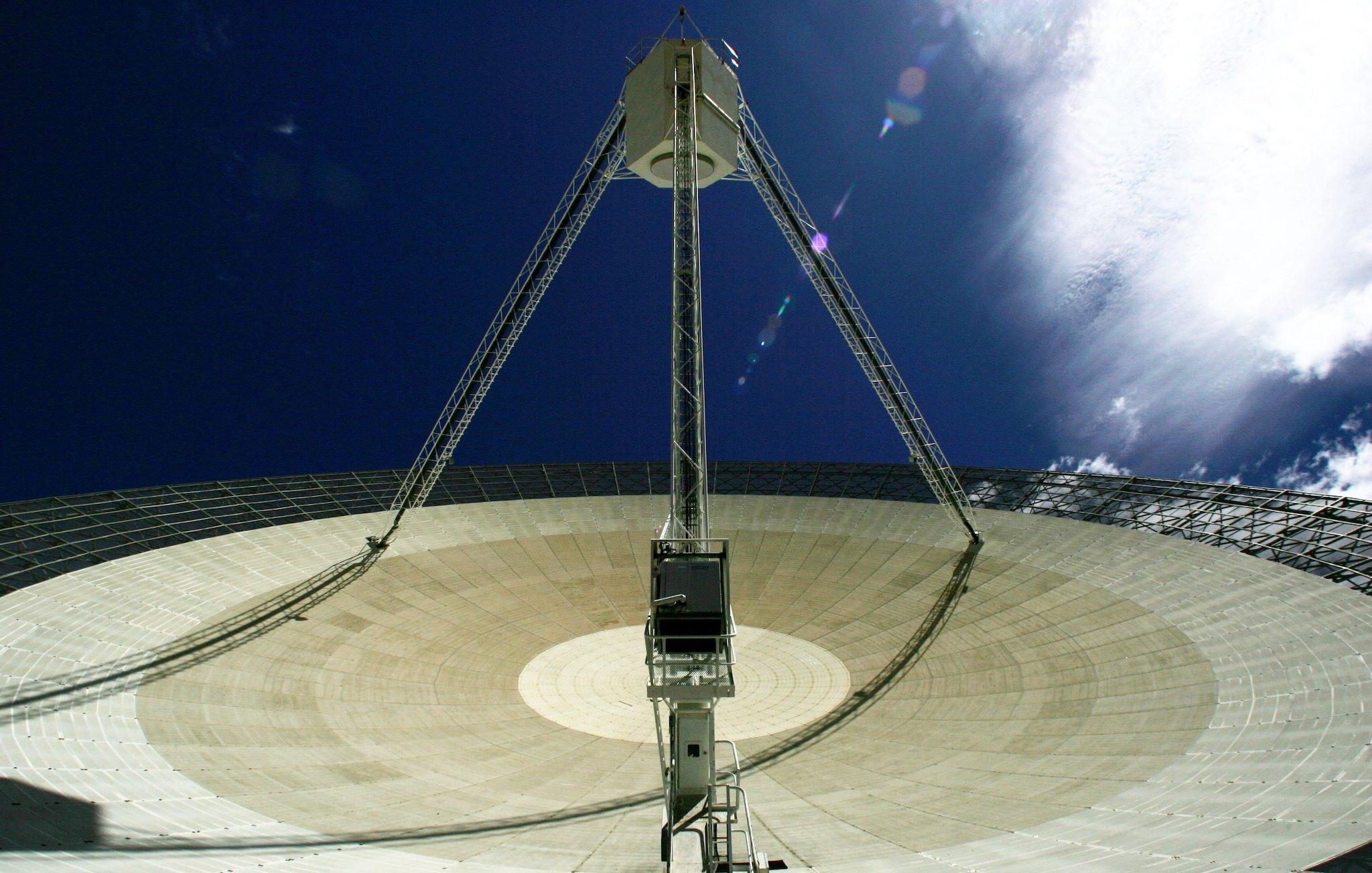 The Australian Commonwealth Scientific and Industrial Research Organisation's (CSIRO) Australia Telescope National Facility (ATNF) Parkes Observatory radio telescope points to the sky October 27, 2006 in Parkes, Australia