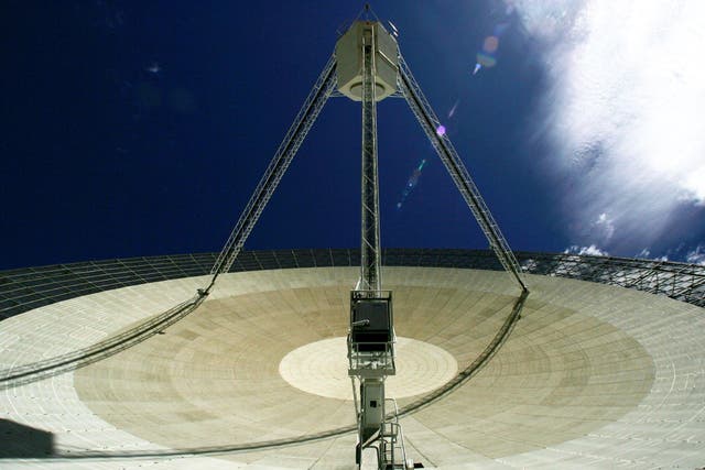 The Australian Commonwealth Scientific and Industrial Research Organisation's (CSIRO) Australia Telescope National Facility (ATNF) Parkes Observatory radio telescope points to the sky October 27, 2006 in Parkes, Australia