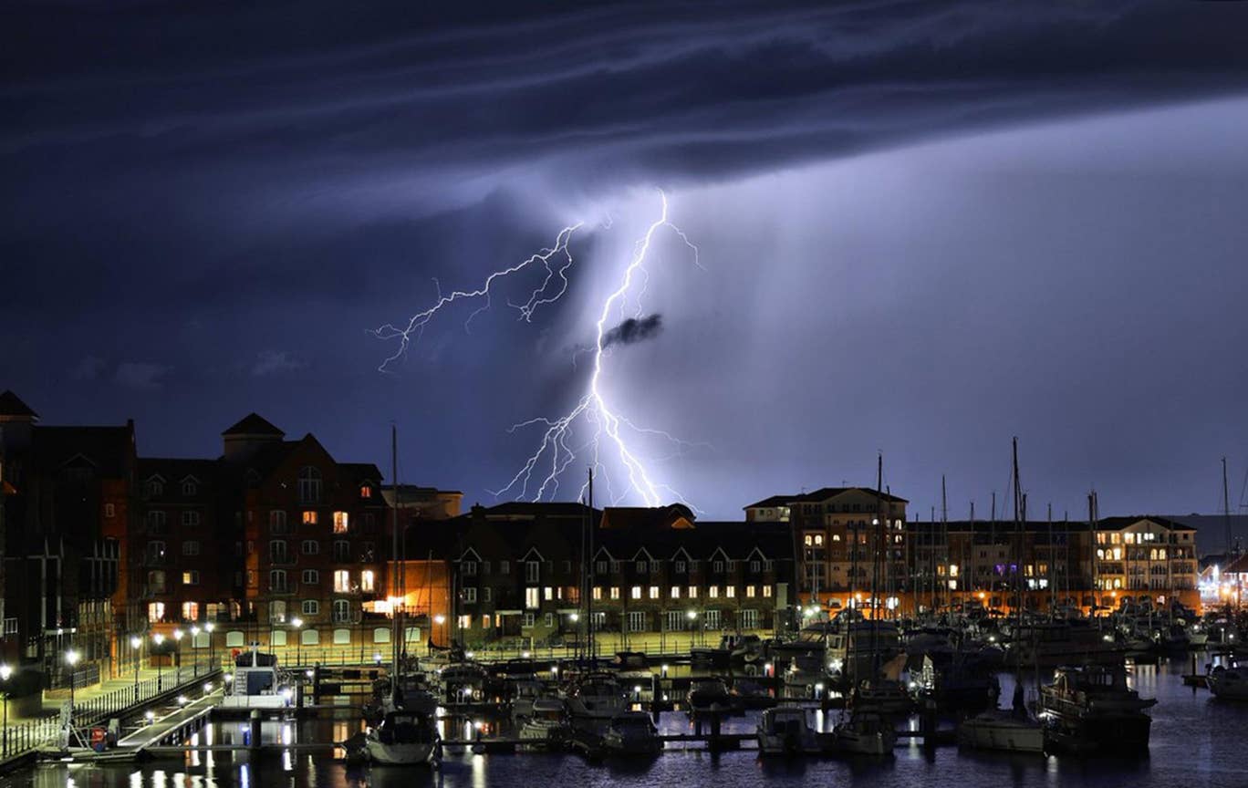 eastbourne-lightning-1000-4.jpg?width=1368&height=912&fit=bounds&format=pjpg&auto=webp&quality=70