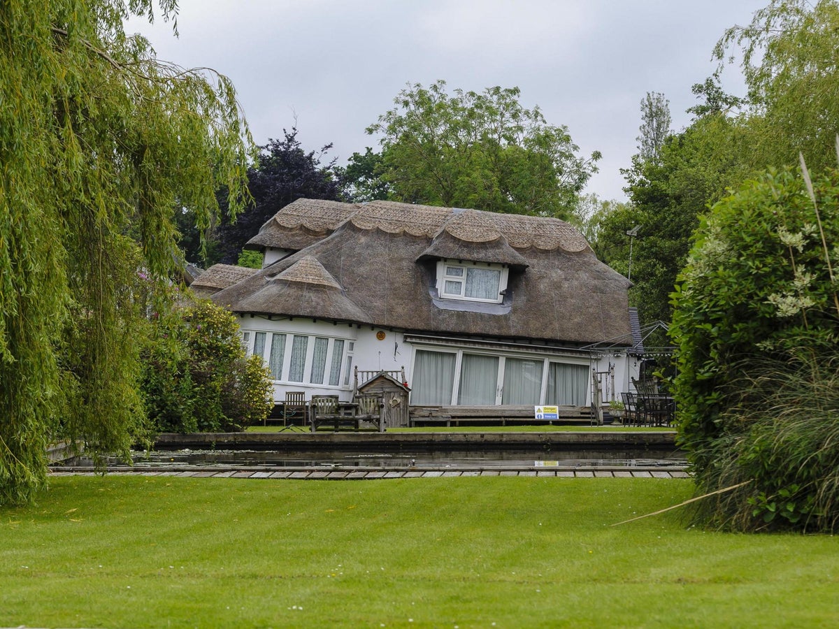 Couple Devastated As 850 000 Riverside Cottage Starts To Sink The Independent The Independent