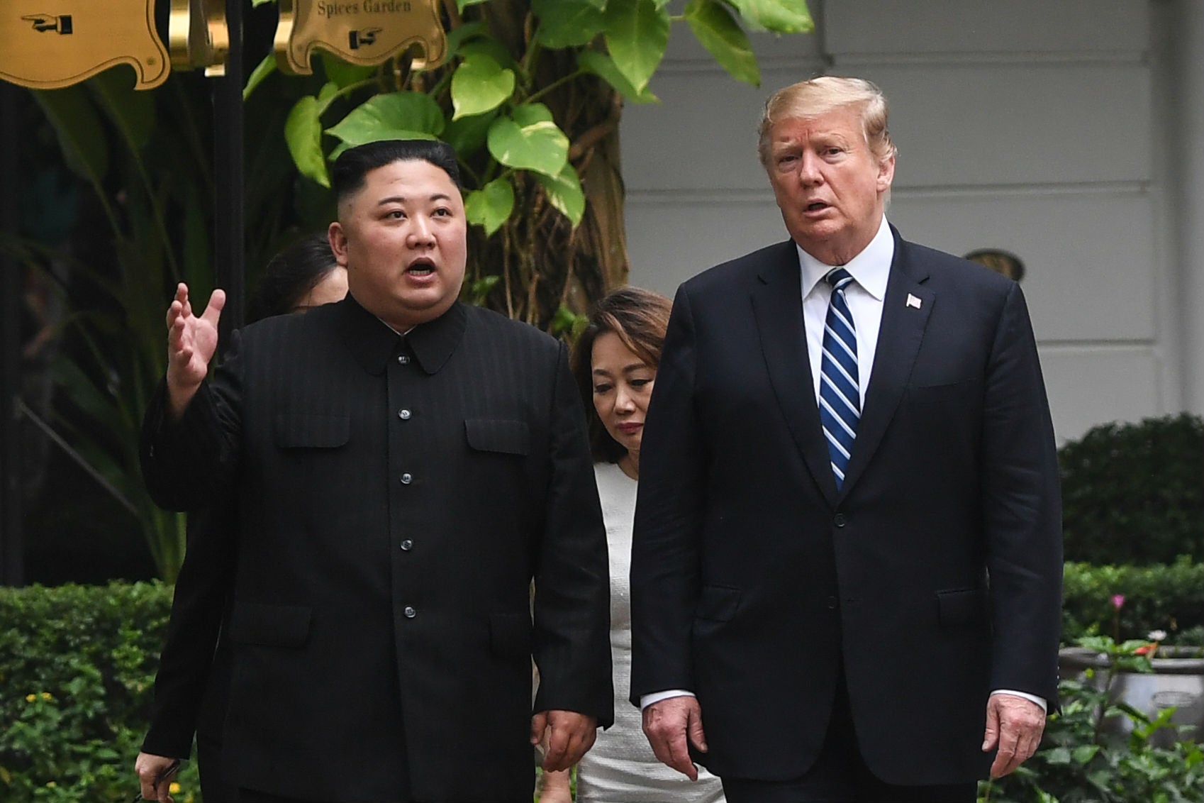 Trump &apos;threatened journalist with prison time&apos; for taking photograph of letter from Kim Jong-un