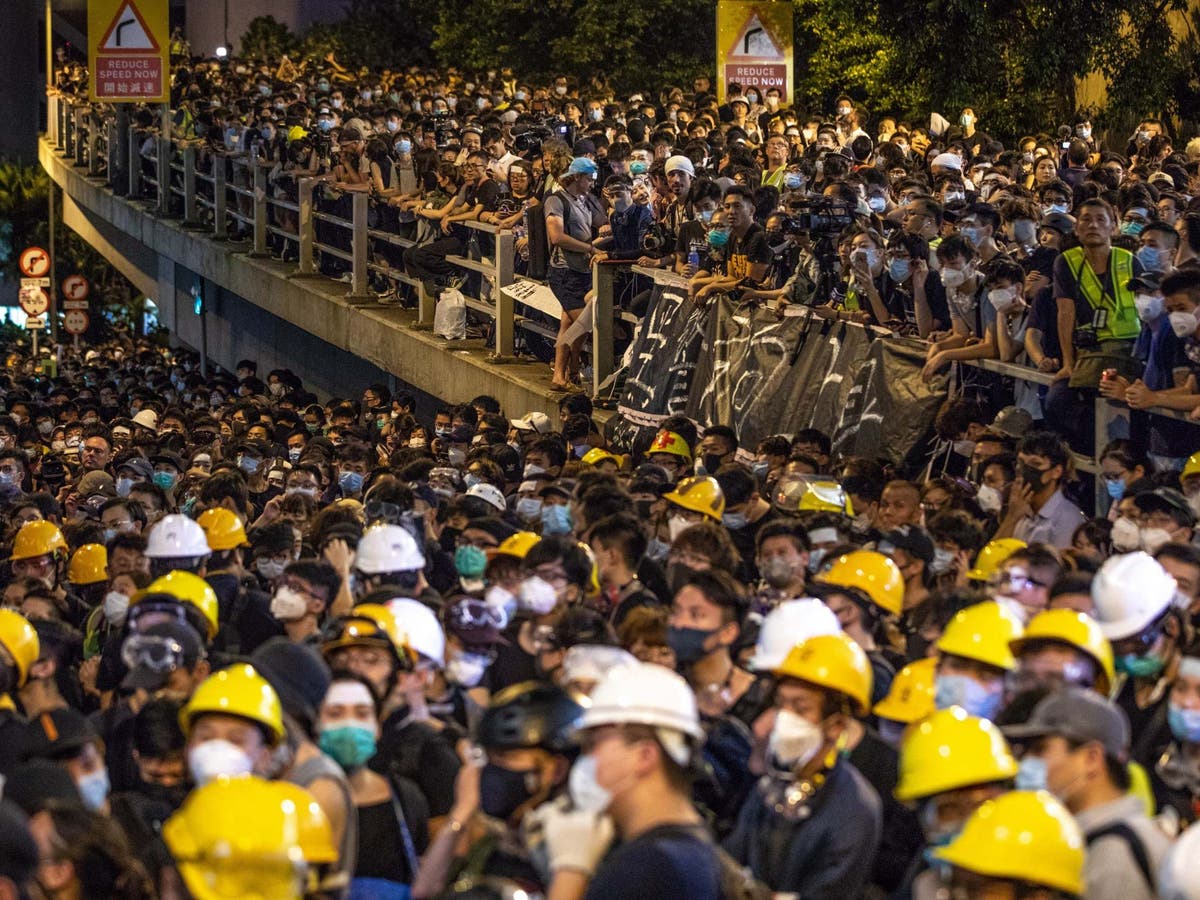 Hong Kong protests: More than 1,000 people block police headquarters ...