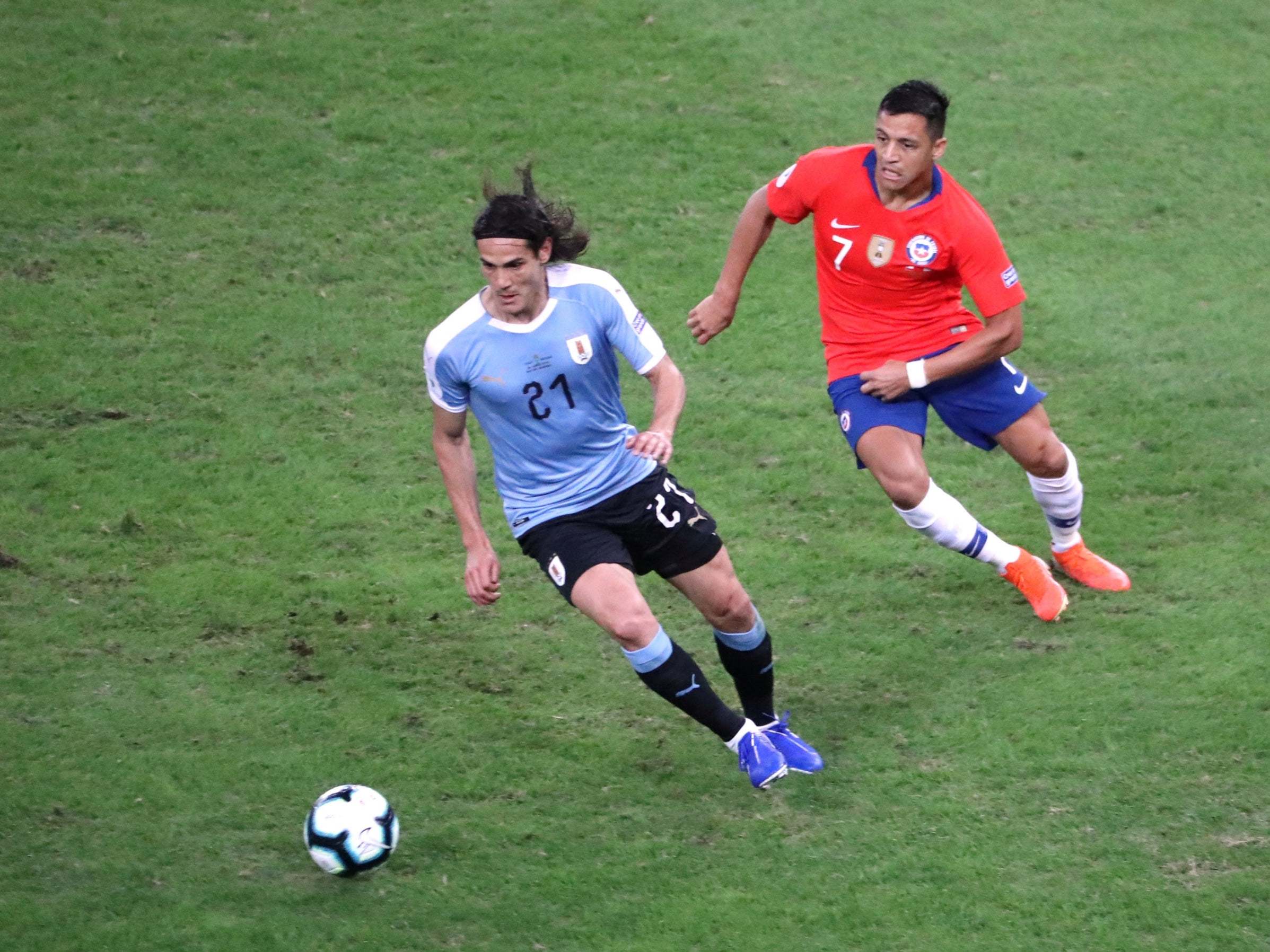 Alexis Sanchez chases down Edinson Cavani