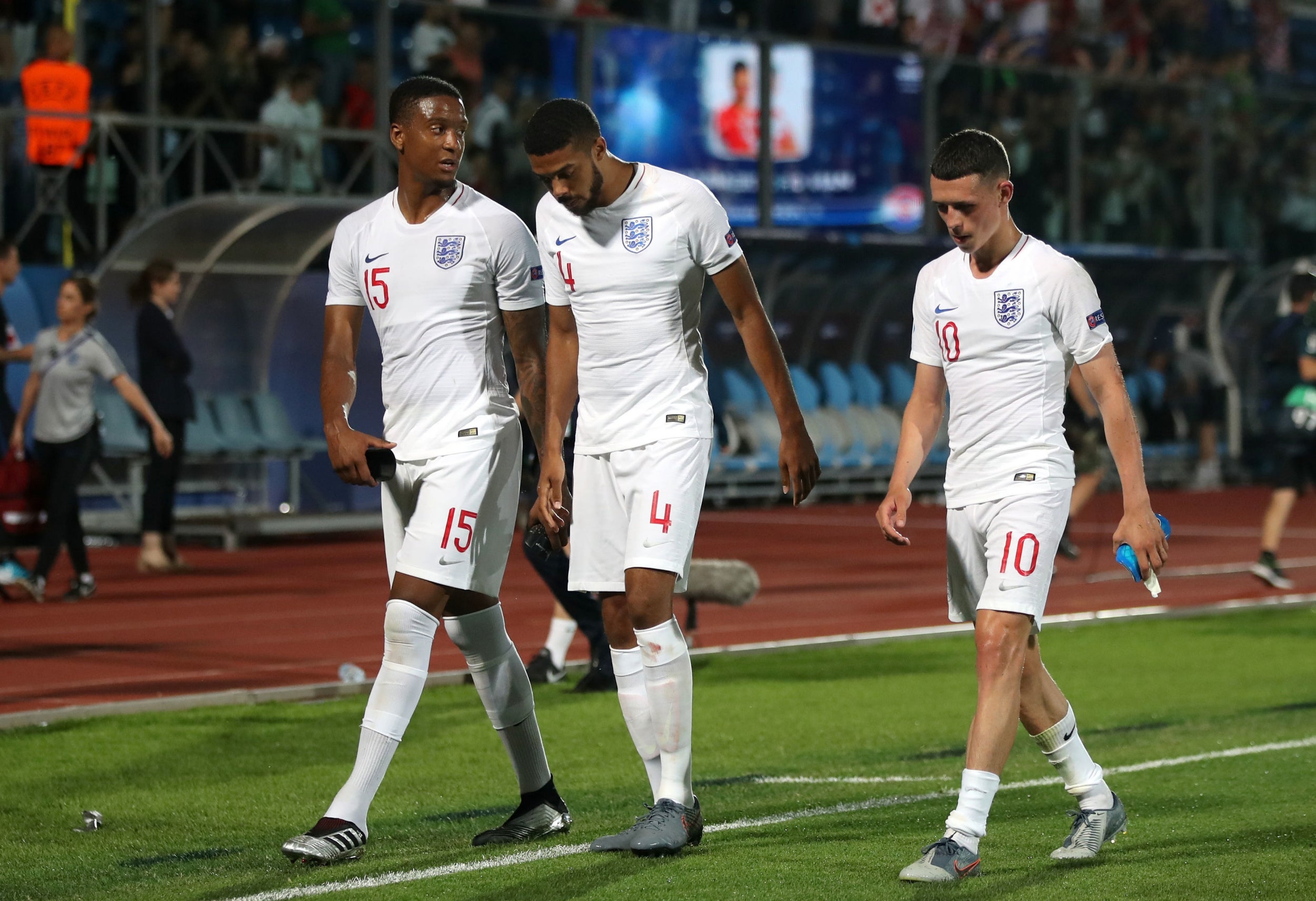 England walk off dejected