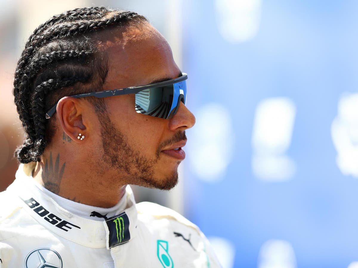 Льюис хэмилтон. Km.BC [tvbknjy. Льюис Хэмилтон (Lewis Hamilton). Льюис Хэмилтон с косичками.