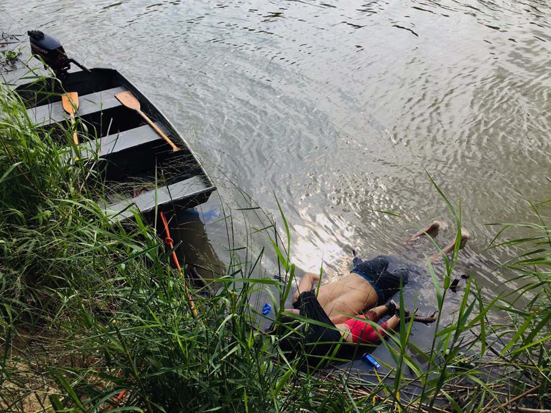 Salvadoran migrant Oscar Martinez Ramirez and his daughter Valeria drowned while trying to cross the Rio Grande on 23 June