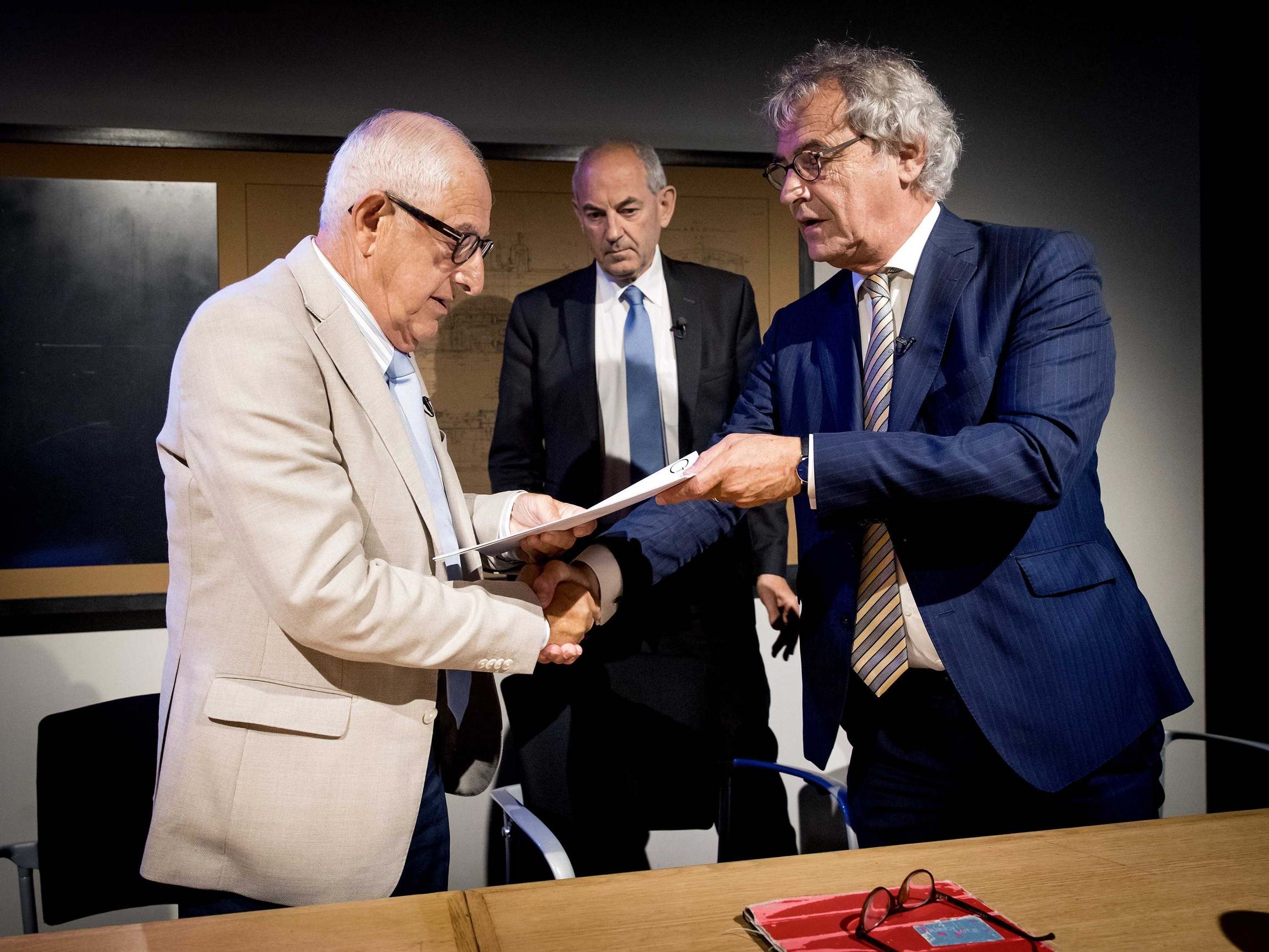 Holocaust survivor Salo Muller receives agreement from NS director Roger van Boxtel