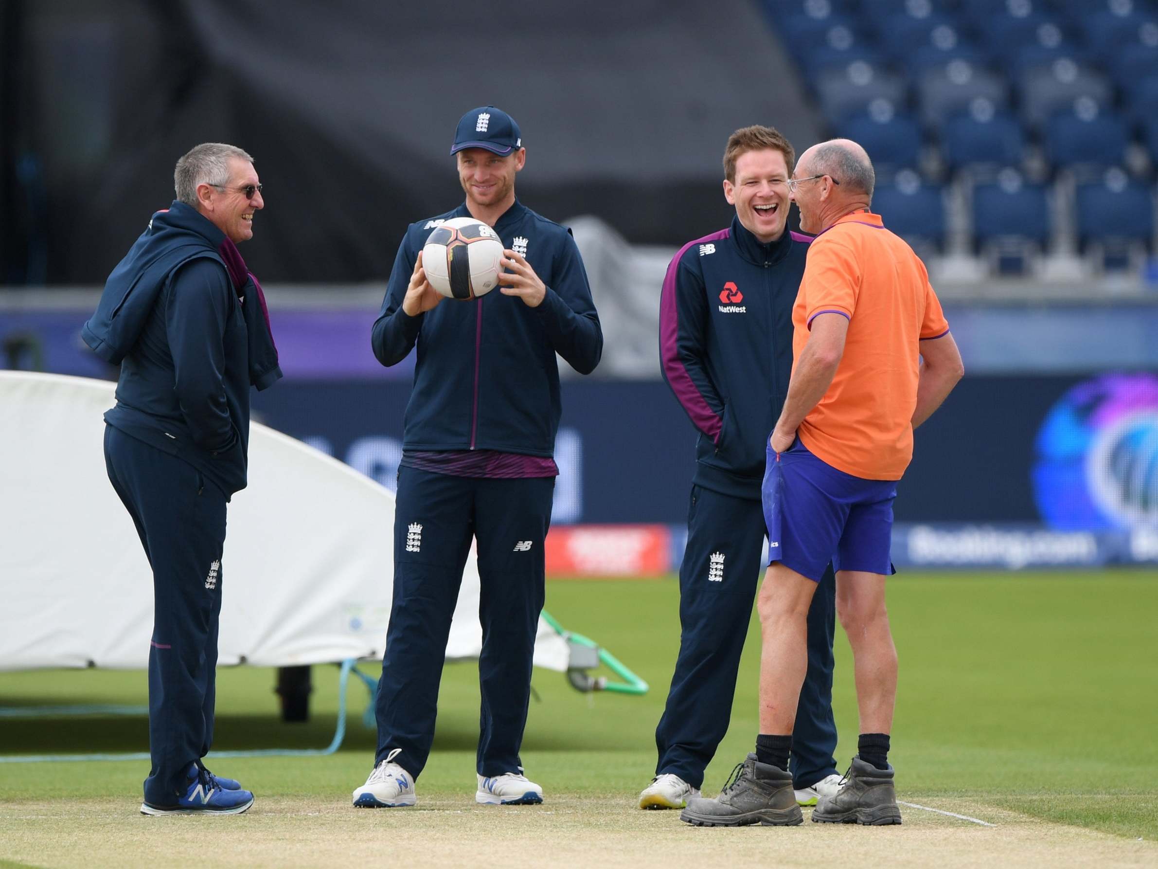 Eoin Morgan laughs with Jos Buttler and Trevor Bayliss ahead of the New Zealand win