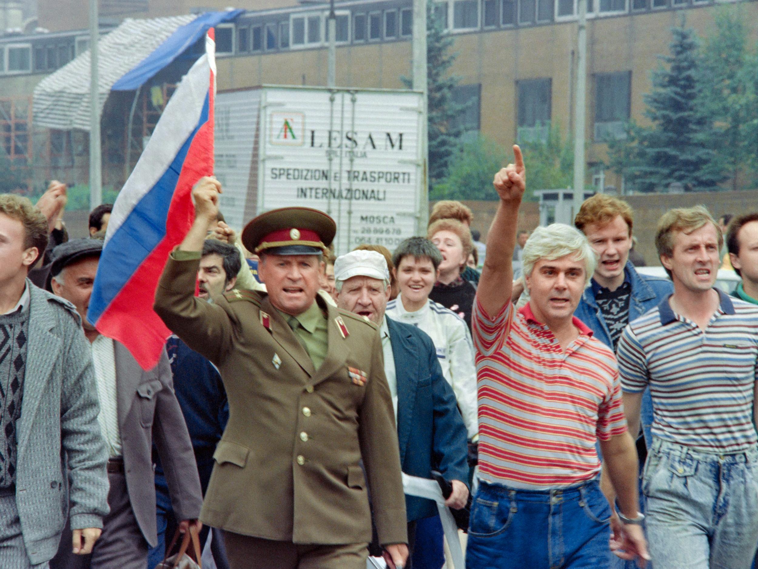 Yeltsin supporters approach the Russian parliament. Thousands of Muscovites are gathering to protest against the toppling of Soviet president Mikhail Gorbachev by communist hardliners early on 19 August 1991