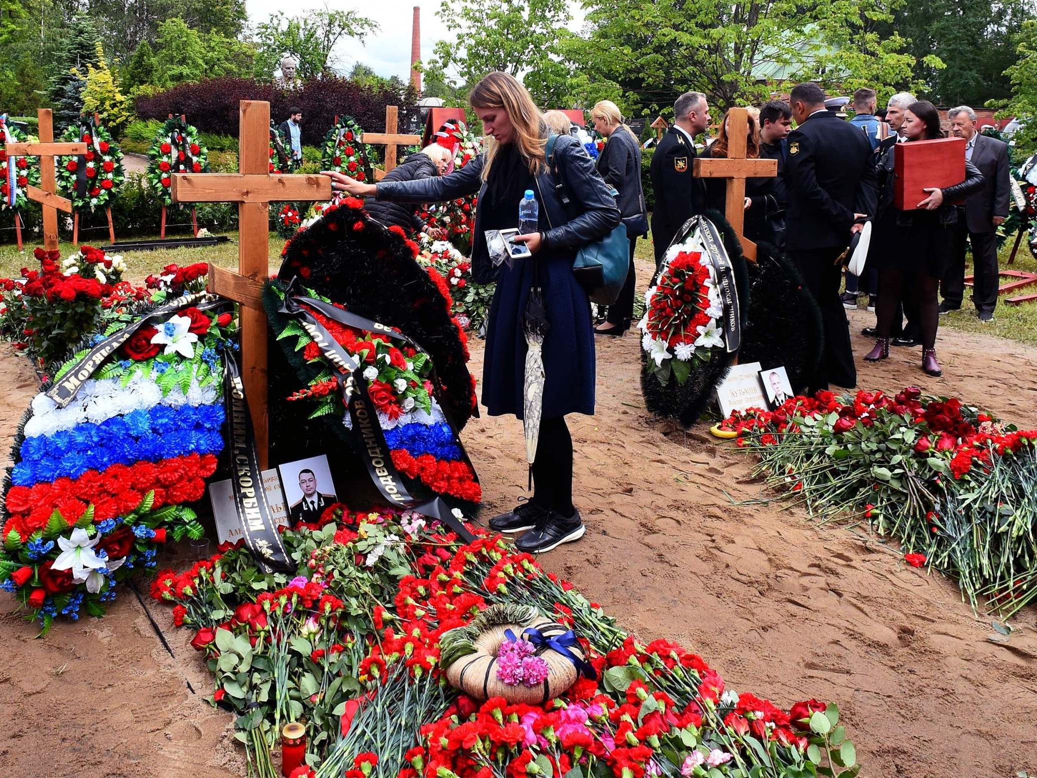 Mourners at funeral ceremony in St Petersburg for 14 Russian submariners (AFP)