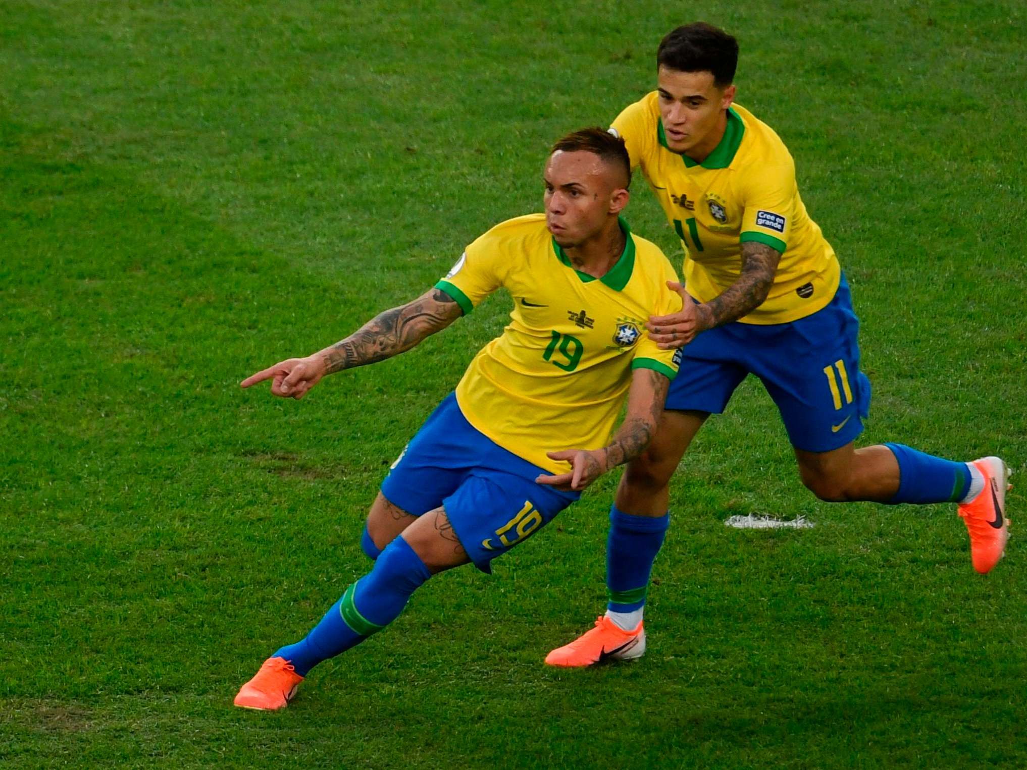 Everton celebrates the opener for Brazil