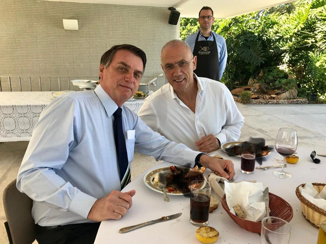 Jair Bolsonaro (left) and Israeli ambassador to Brazil Yossi Shelley prepare to tuck into a nice plate of, er...