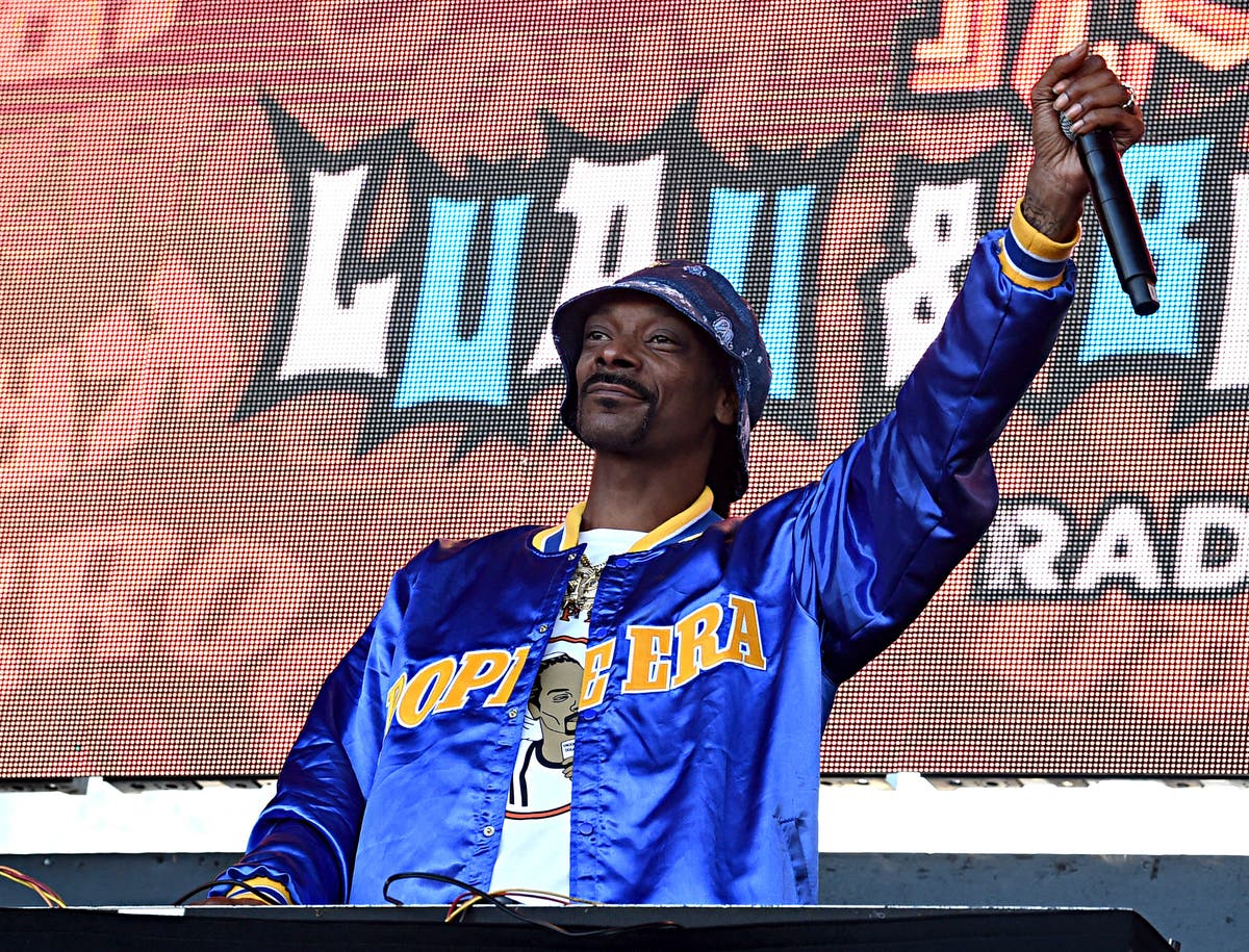 Snoop Dogg: University of Kansas apologises for rapper's explicit  performance | The Independent | The Independent