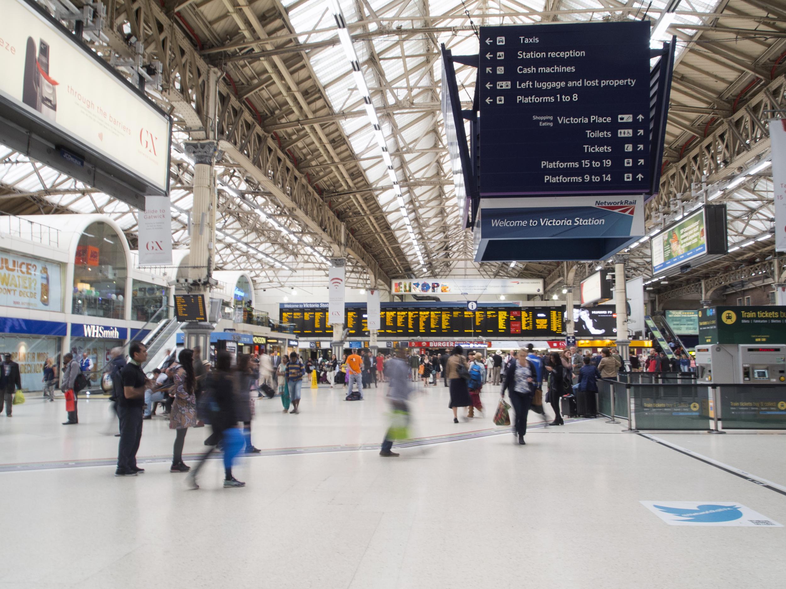 Rush-hour chaos at London Victoria station after train derails | The ...