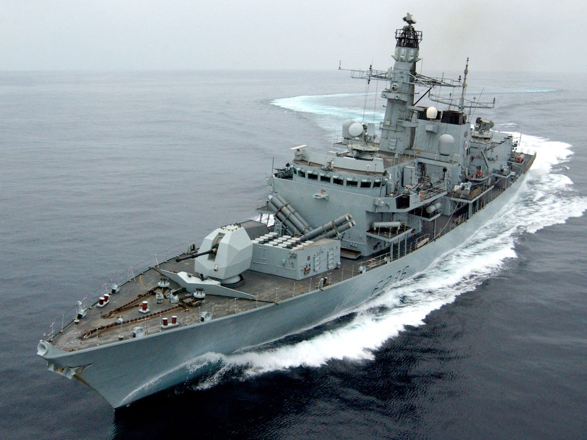 Kraliyet Donanması, sürat teknelerindeki kaçakçılardan İran füzelerini ele geçirdi