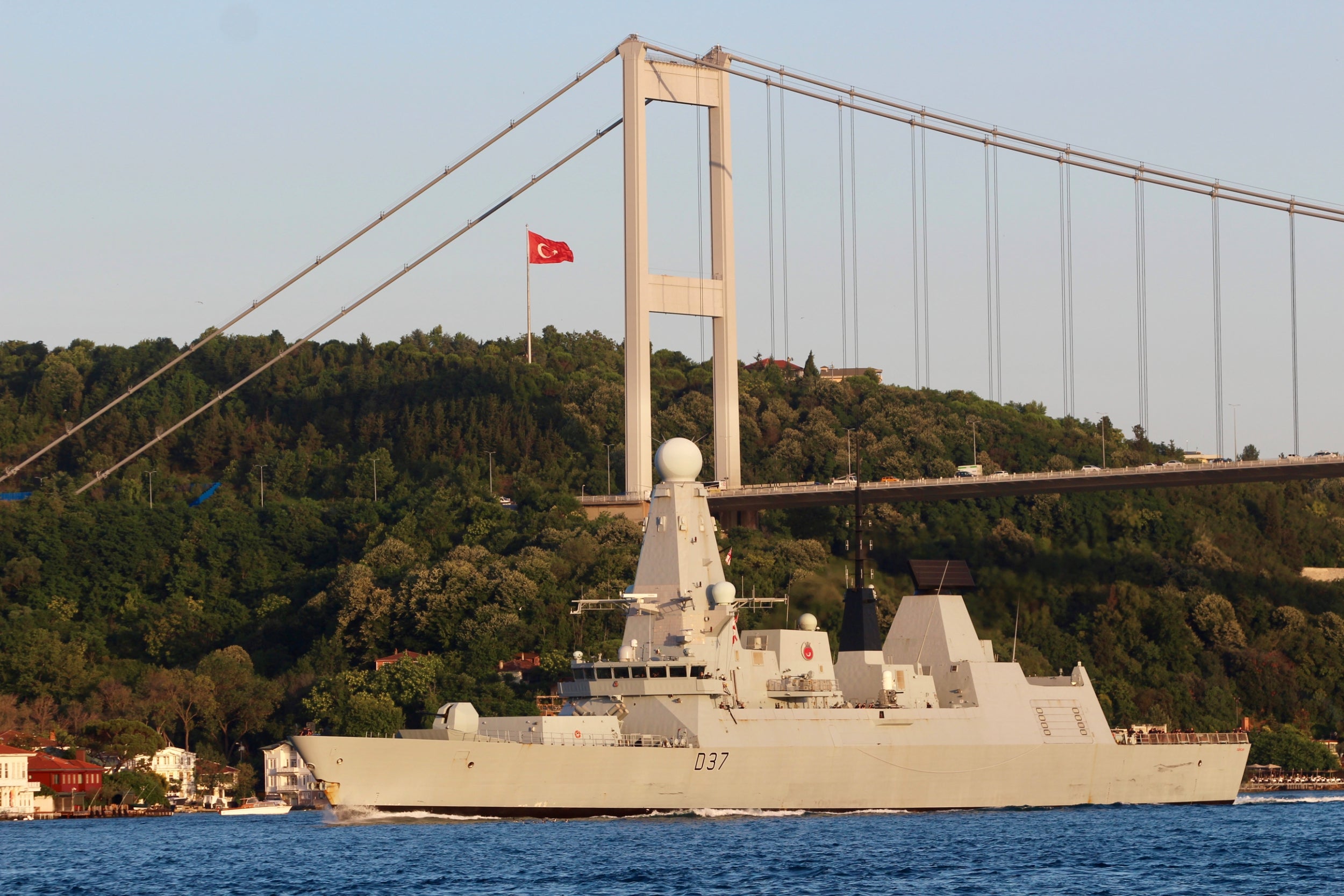 British Royal Navy destroyer HMS Duncan sailing the Bosphorus on its way to the Black Sea (Reuters/Yoruk Isik)