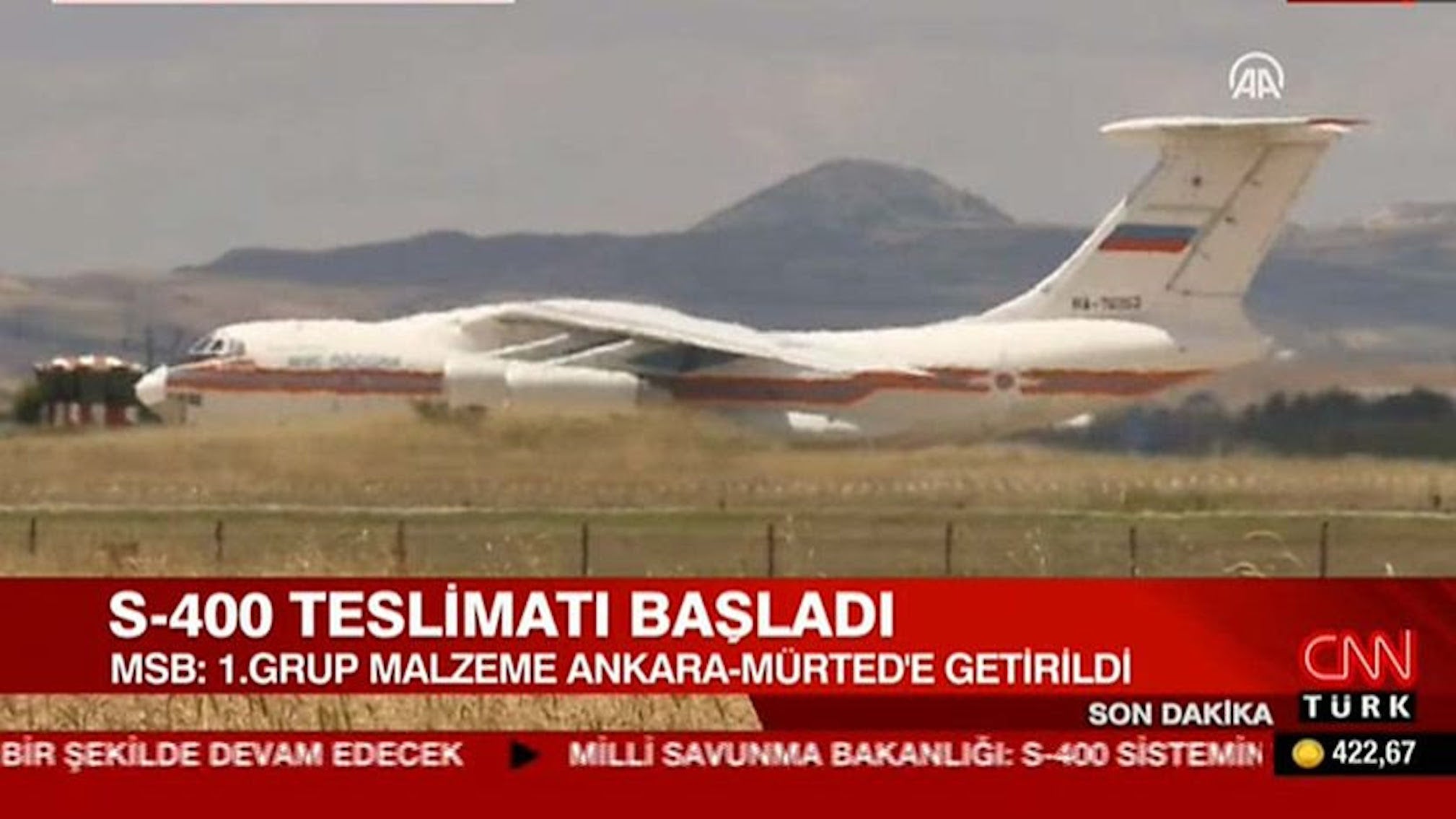 Turkish television shows the arrival of the S-400 missile system