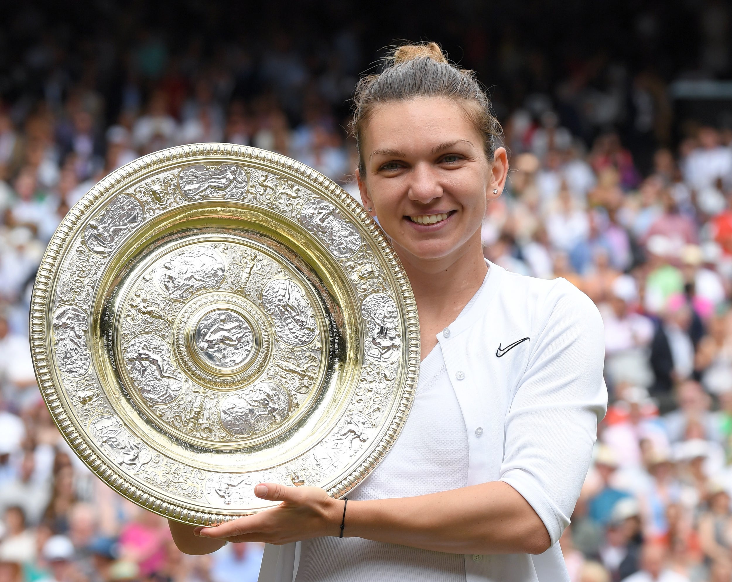 Simona Halep poses with the Venus Rosewater trophy (Getty)