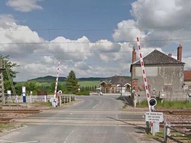 The car was hit by a train on the level crossing between Ay-Champagne and Avenay-Val-d'Or, according to reports