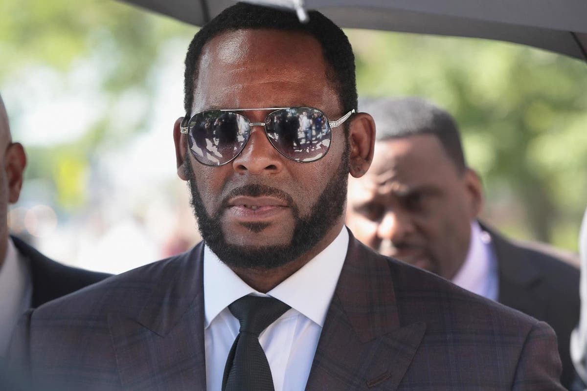 R Kelly 'extreme danger to minor girls', prosecutors say as singer denied bond