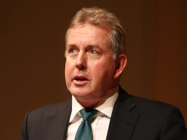 Sir Kim Darroch will be made a life peer