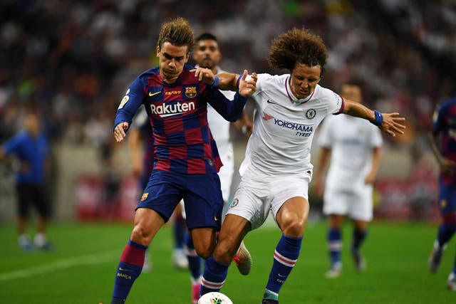 Barcelona's forward Antoine Griezmann fights for the ball with Chelsea's defender David Luiz