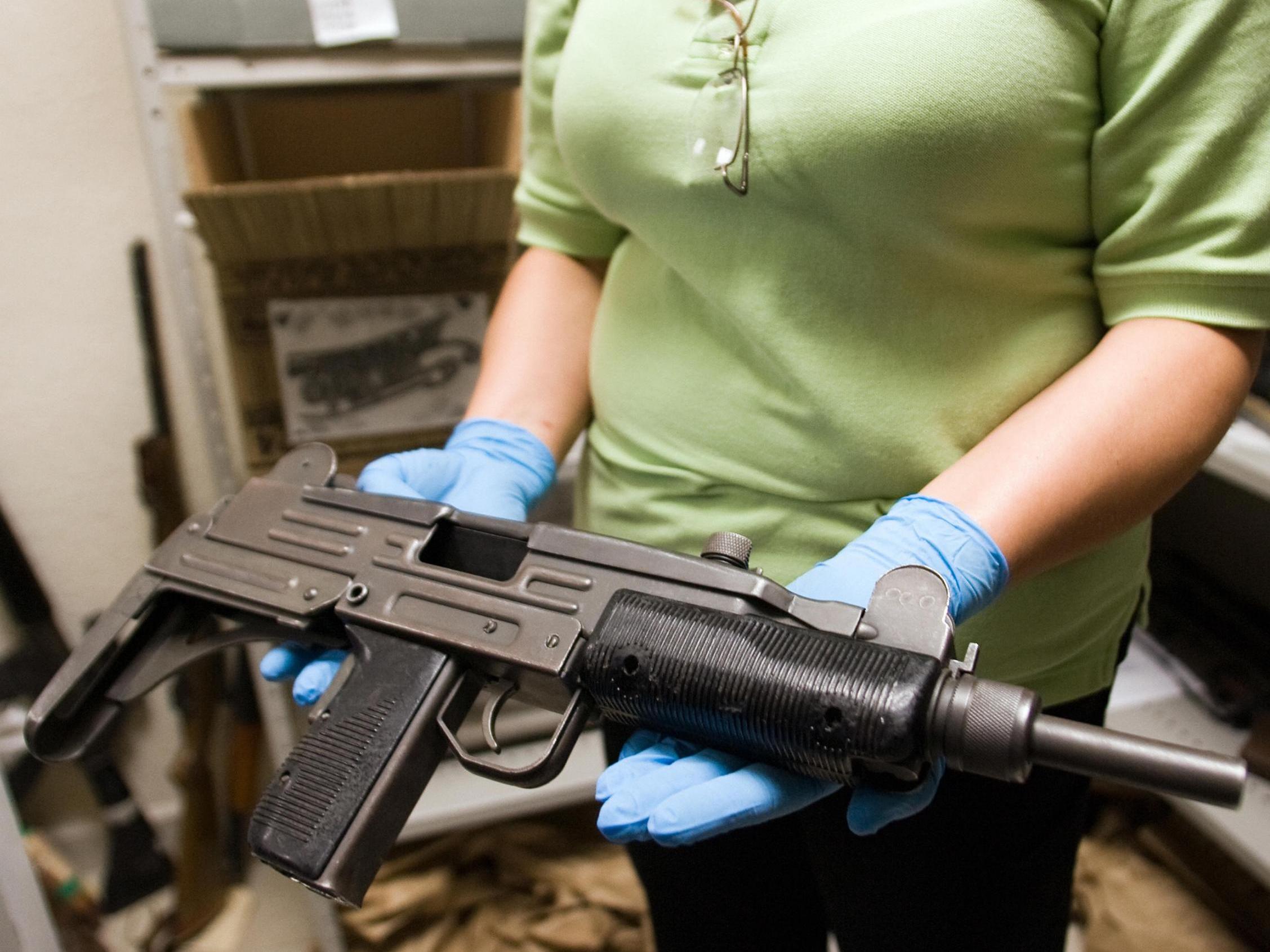 Man pulls Uzi submachine gun out of a pond with magnet and rope