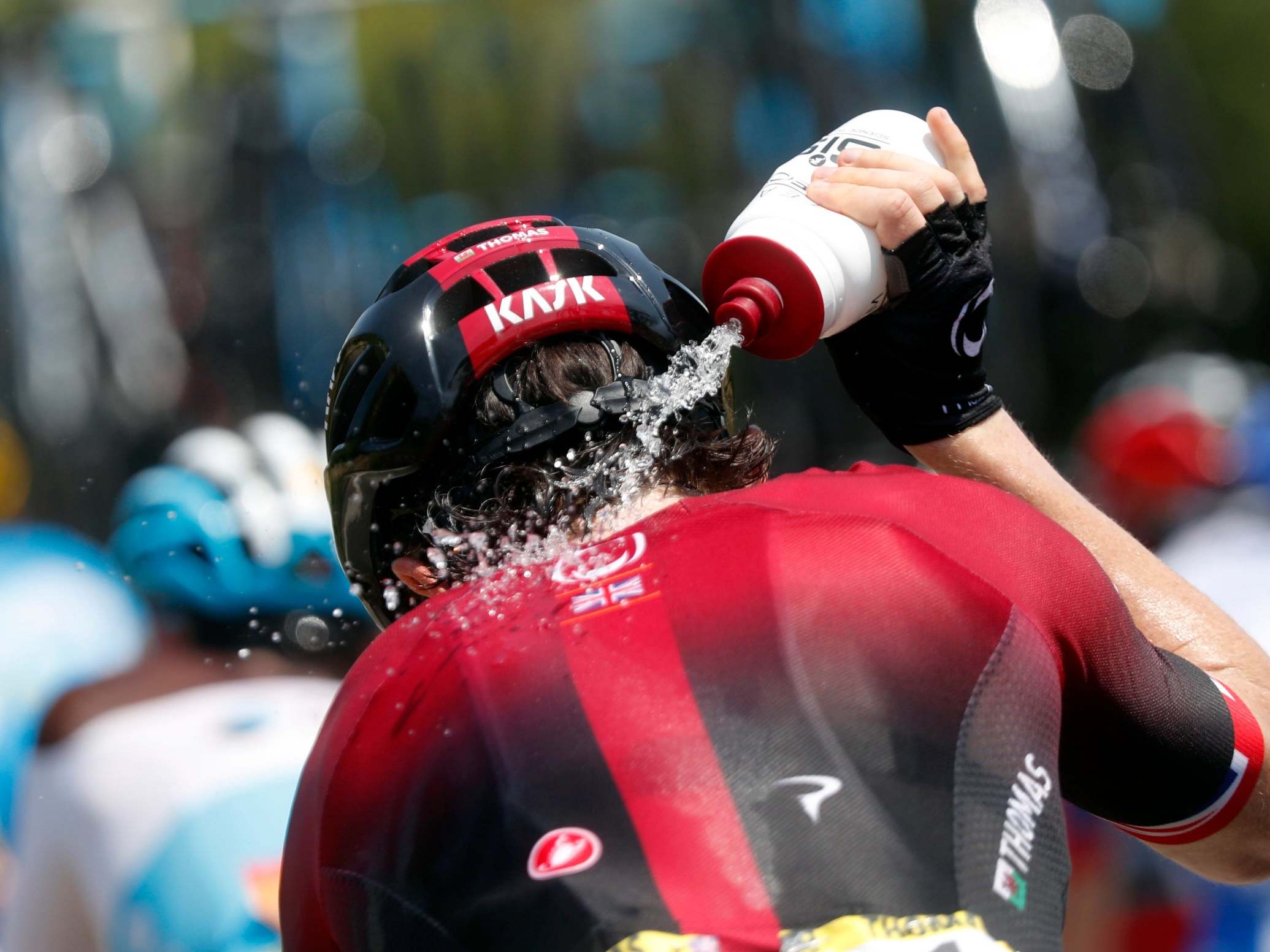 Geraint Thomas pours water onto his neck