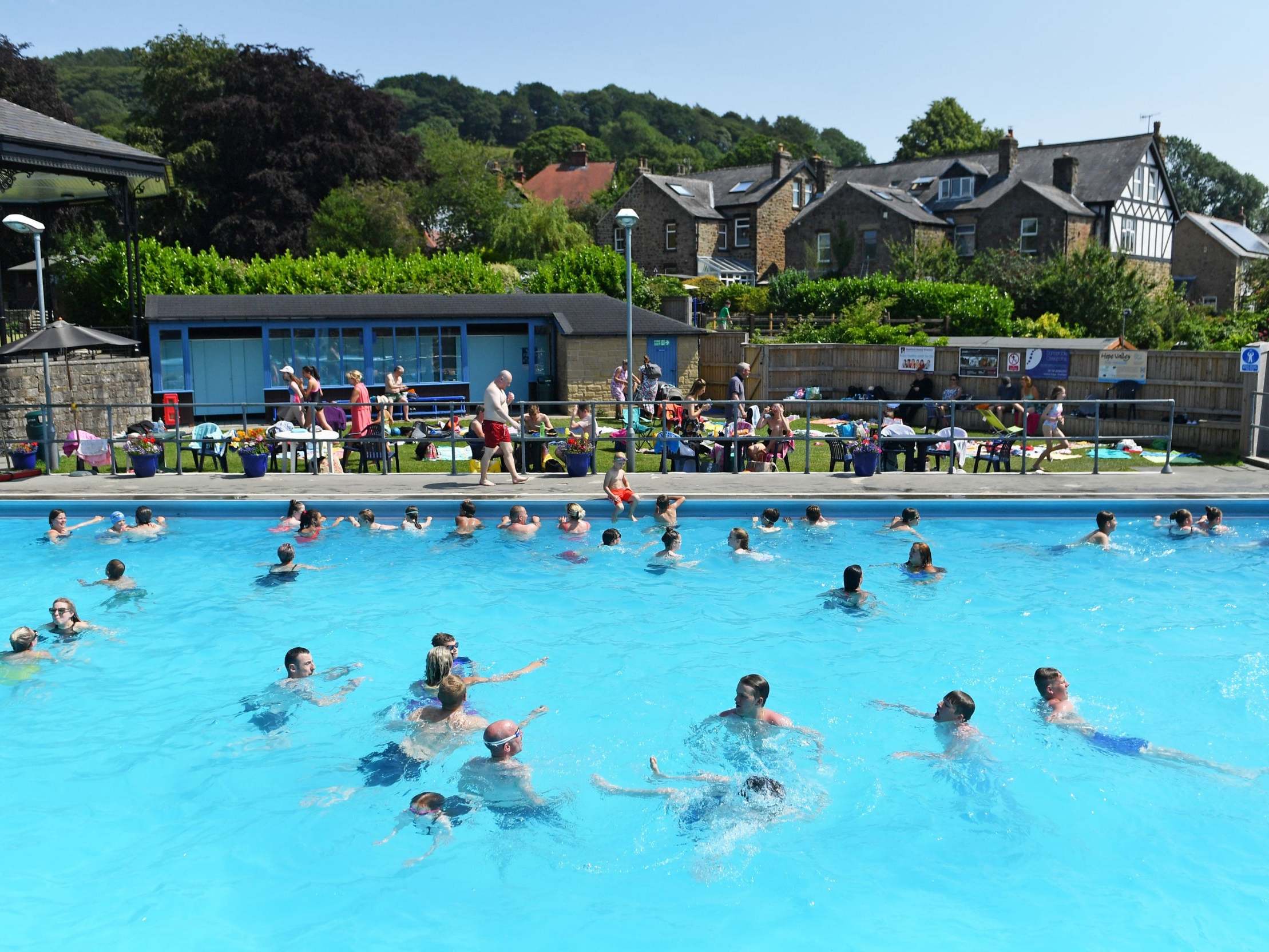 UK heatwave: 500 people try to storm lido as tempers flare amid 37C in  London, The Independent