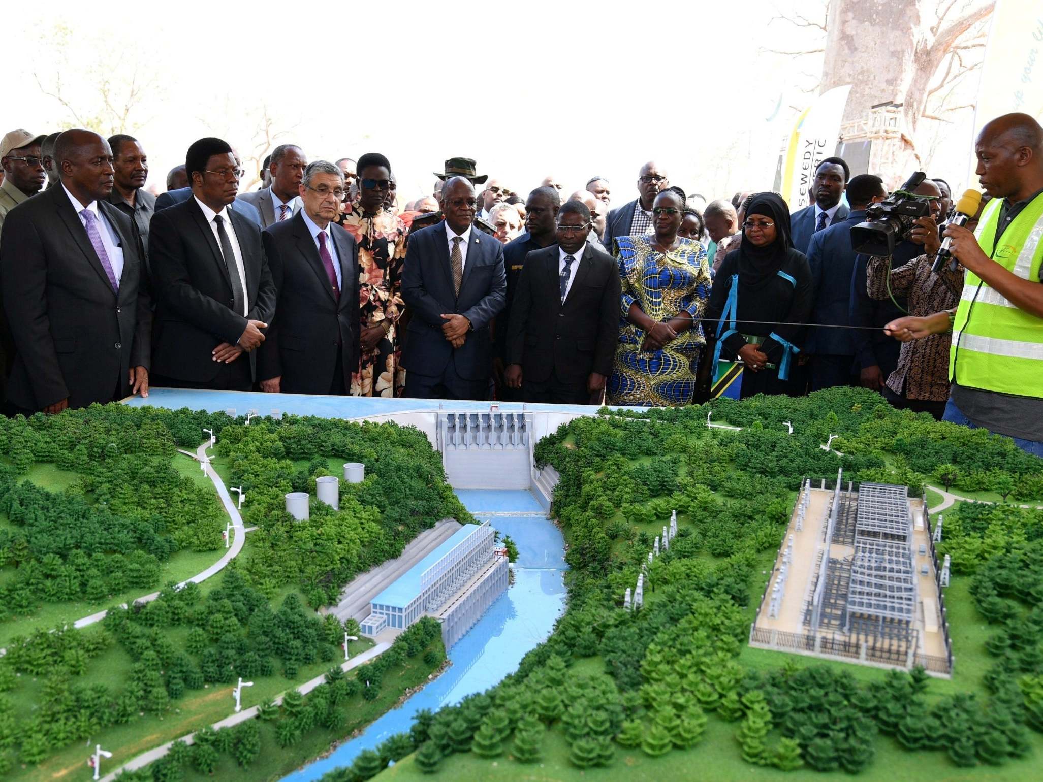 Mr Magufuli (centre) at the ceremony with a 3D model of the project