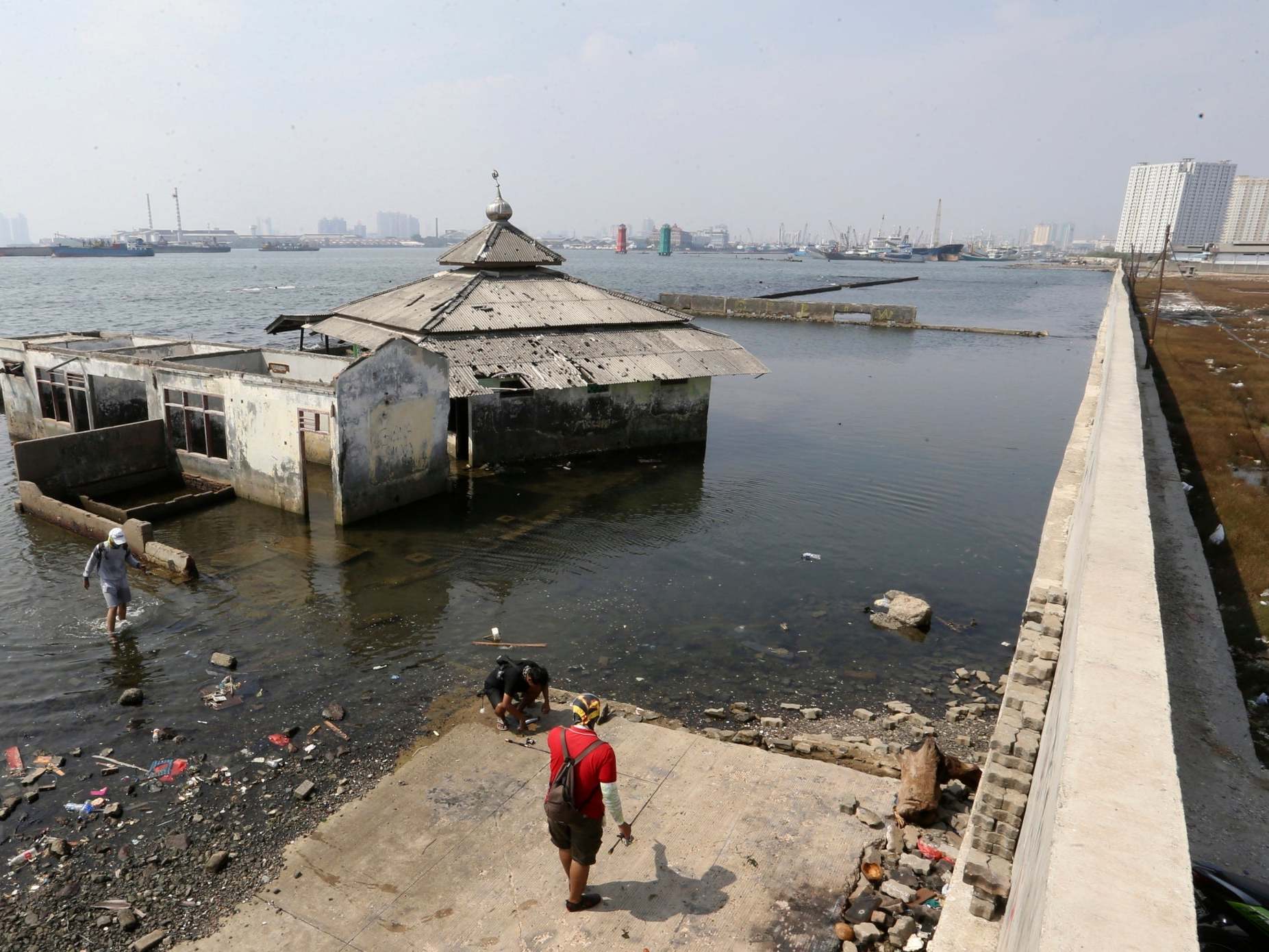 Indonesian president Joko Widodo urged the imminent construction of a giant sea wall to save northern Jakarta from sinking into the ocean