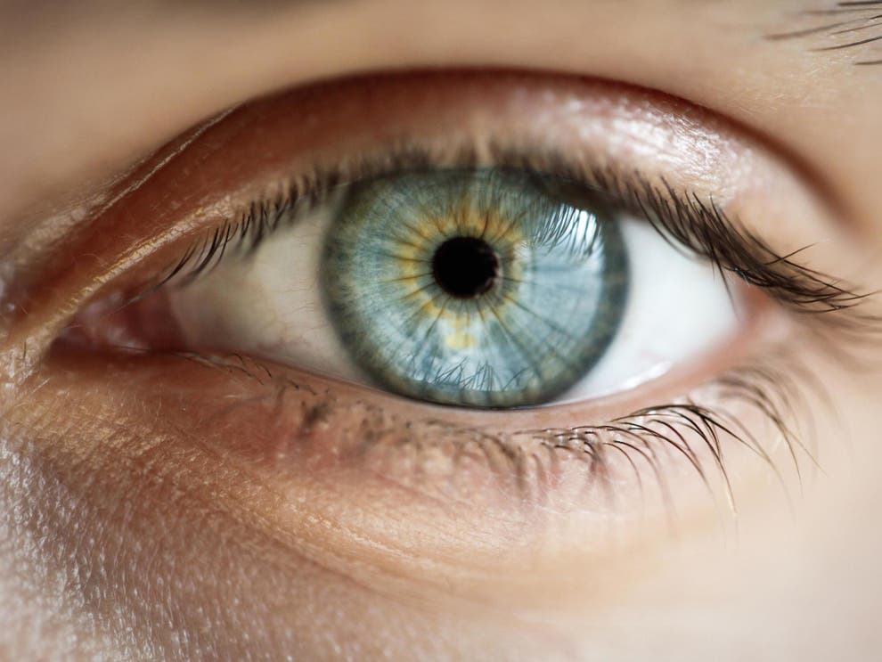 Robotic contact lens that allows users to zoom in by blinking eyes