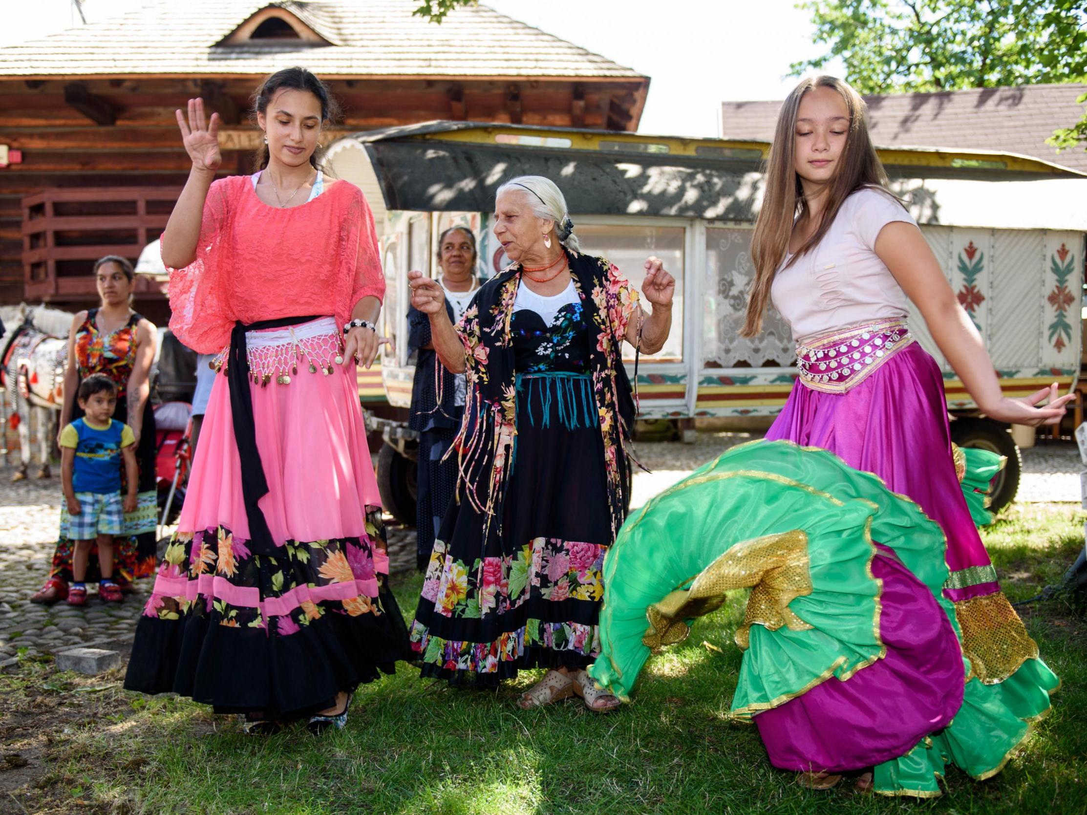 Сайт романи. Romani Cultural clothes. Gypsy Fest. Romanlar.