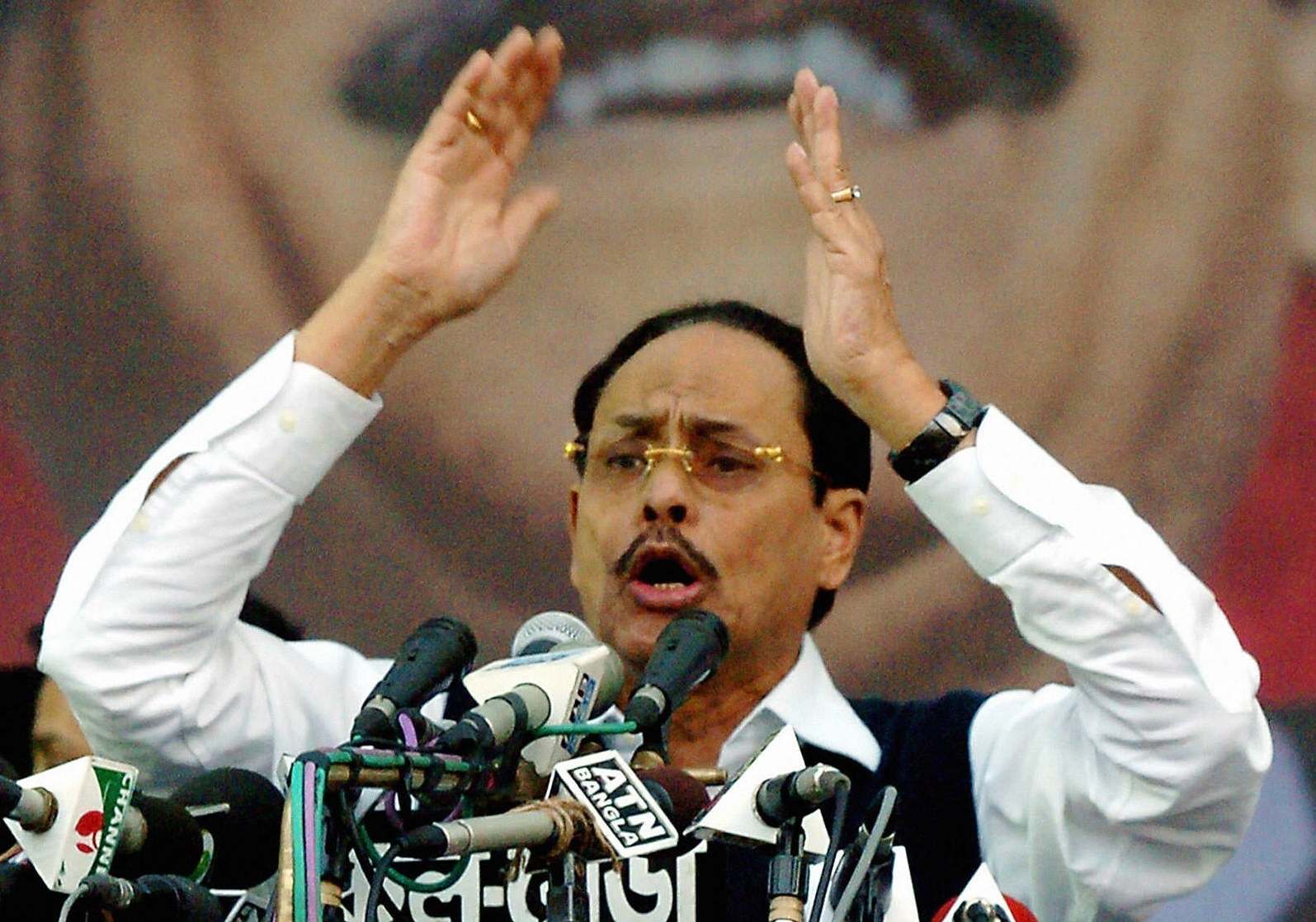 Ershad delivers a speech at an opposition rally in 2006