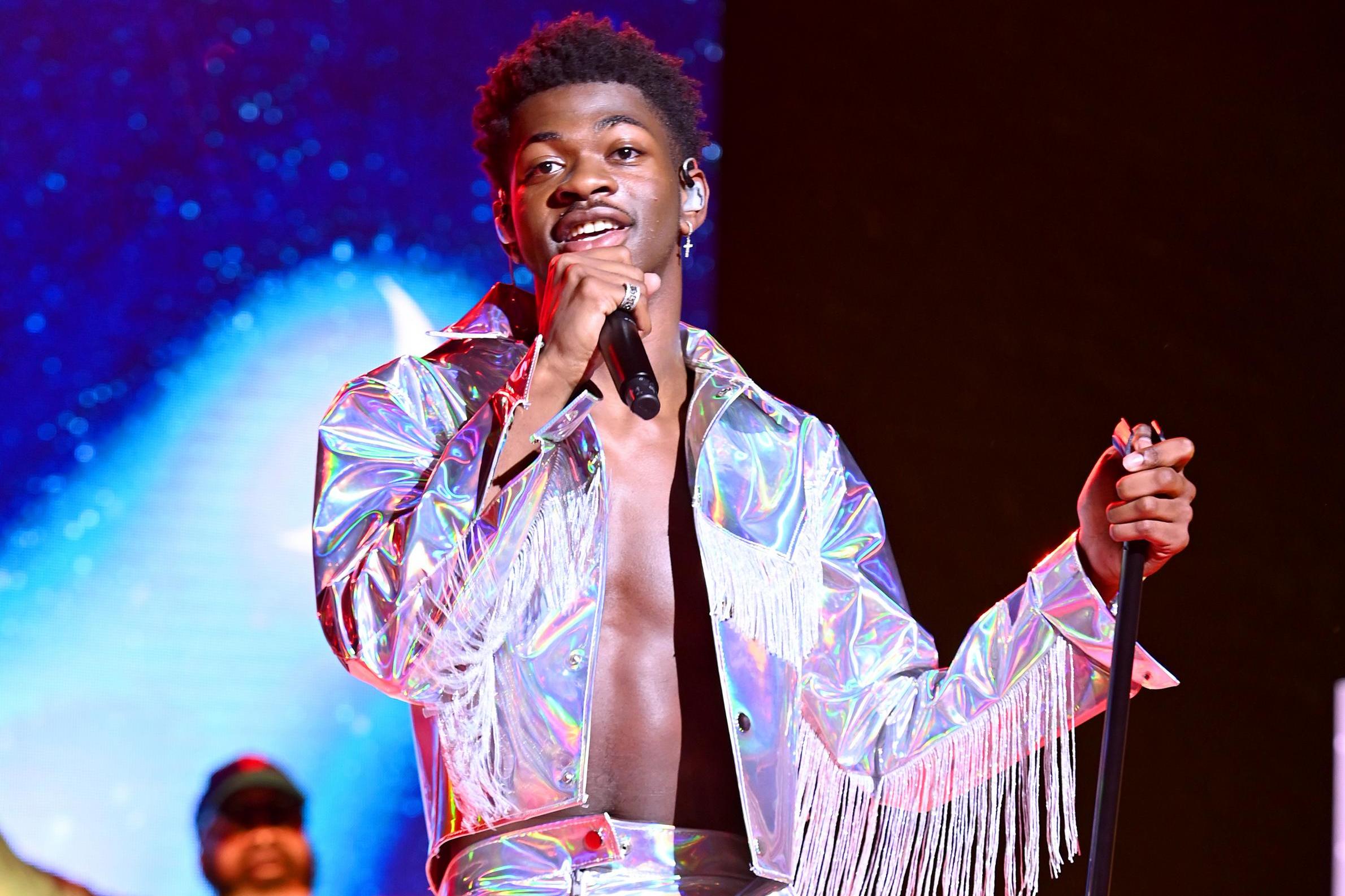 Lil Nas X Makes History As Old Town Road Breaks Billboard Hot 100 Record The Independent The Independent - albert sings despacito roblox id music